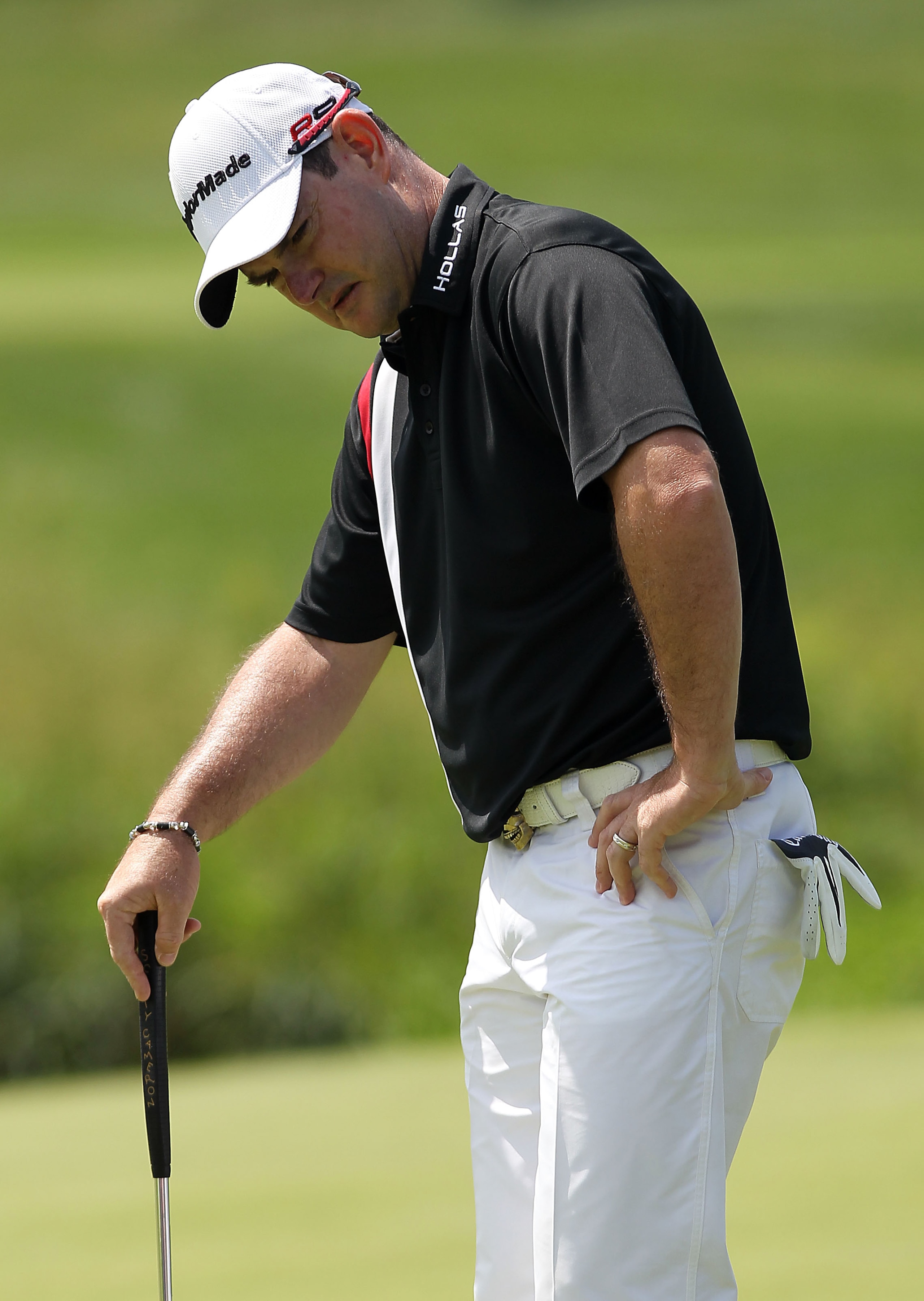 VERONA, NY - AUGUST 07:  Rory Sabbatini of South Africa reacts to a missed putt during round three at the Turning Stone Resort Championship at Atunyote Golf Club held on August 7, 2010 in Verona, New York.  (Photo by Nick Laham/Getty Images)