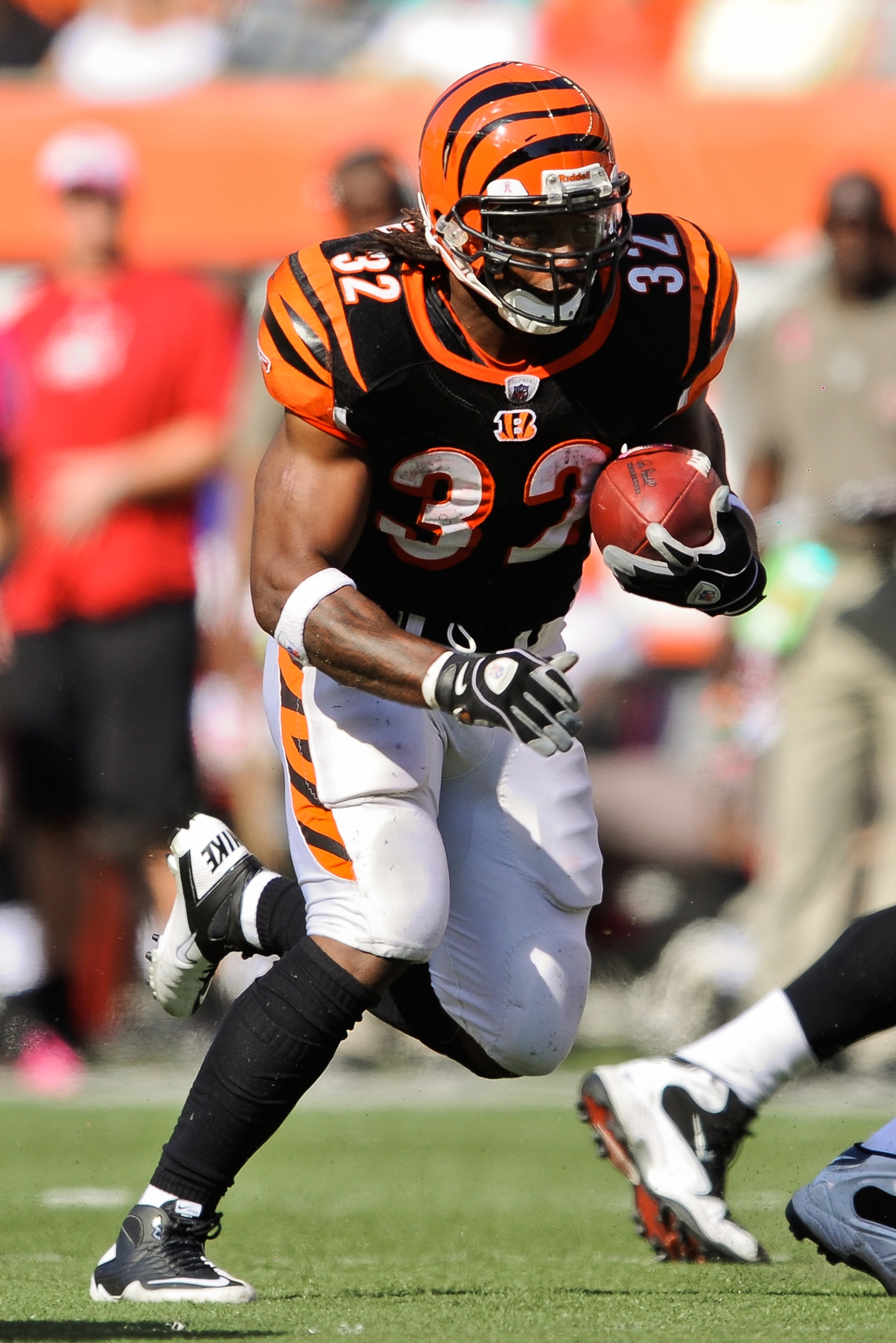 CINCINNATI, OH - OCTOBER 10: Cedric Benson #32 of the Cincinnati Bengals runs with the ball against the Tampa Bay Buccaneers at Paul Brown Stadium on October 10, 2010 in Cincinnati, Ohio. (Photo by Jamie Sabau/Getty Images)
