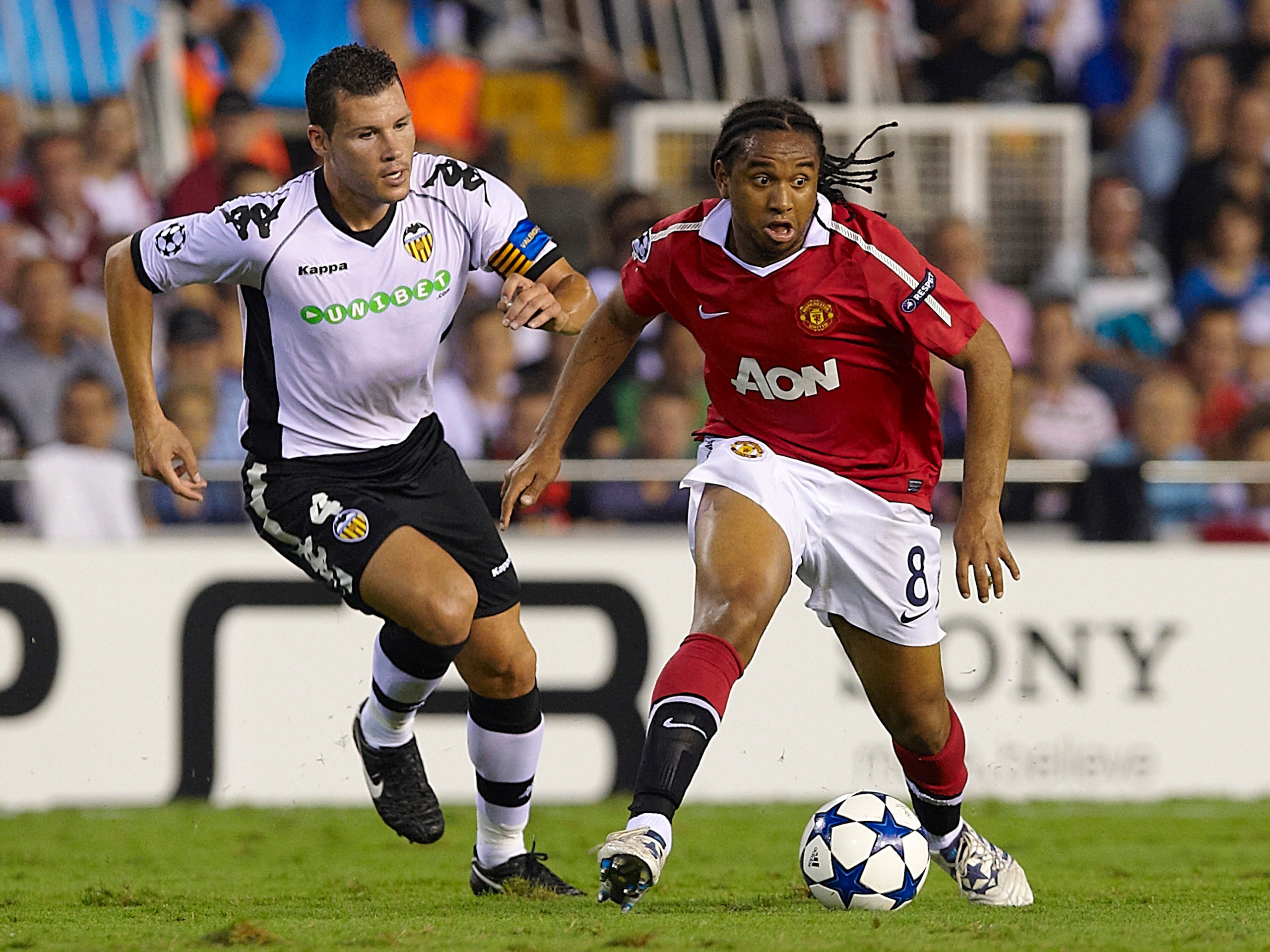 VALENCIA, SPAIN - SEPTEMBER 29: David Navarro (L) of Valencia duels for the ball with Anderson of Manchester United during the UEFA Champions League group C match between Valencia and Manchester United on September 29, 2010 in Valencia, Spain.  (Photo by