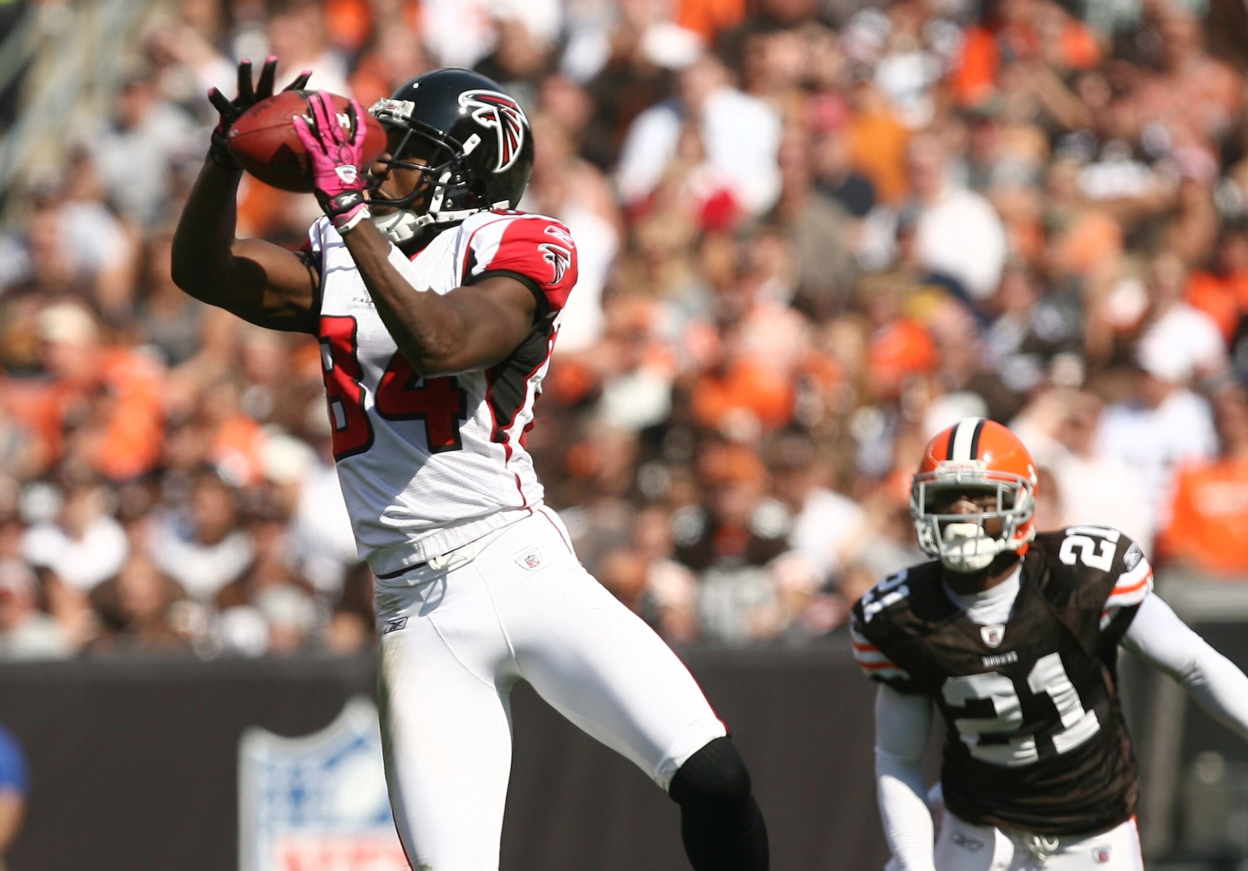 CLEVELAND - OCTOBER 10:  Wide receiver Roddy White #84 of the Atlanta Falcons catches a pass in front of defensive back Eric Wright #21 of the Cleveland Browns at Cleveland Browns Stadium on October 10, 2010 in Cleveland, Ohio.  (Photo by Matt Sullivan/Ge