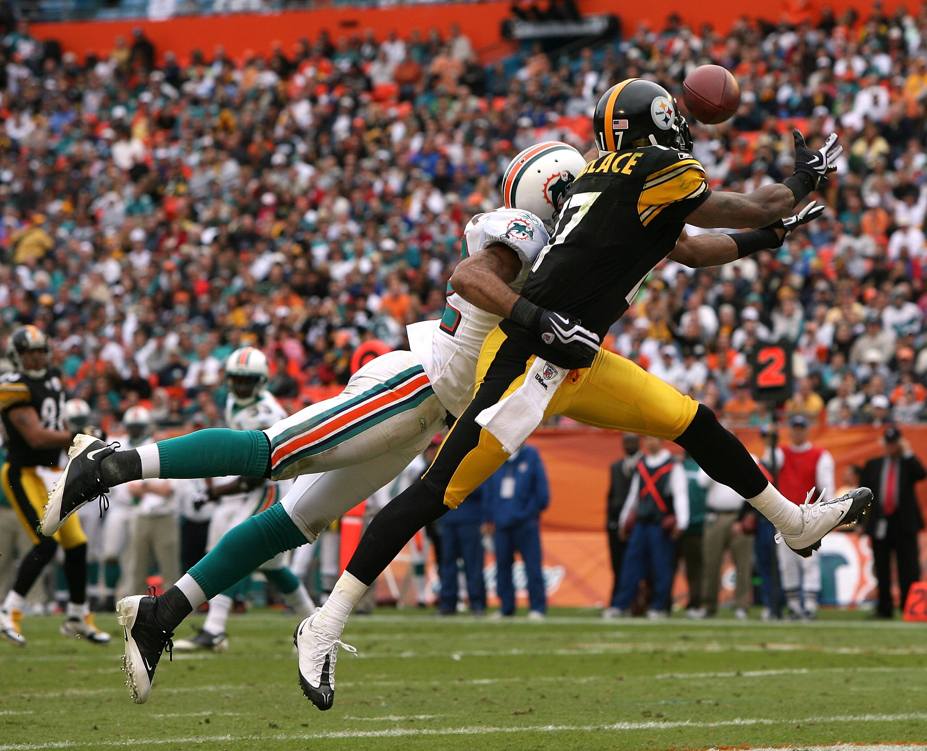 MIAMI - JANUARY 03:  Wide receiver Mike Wallace #17 of the Pittsburgh Steelers reaches out to try and catch a touchdown pass as the ball is knocked away by safety Jason Allen #32 of the Miami Dolphins at Land Shark Stadium on January 3, 2010 in Miami, Flo