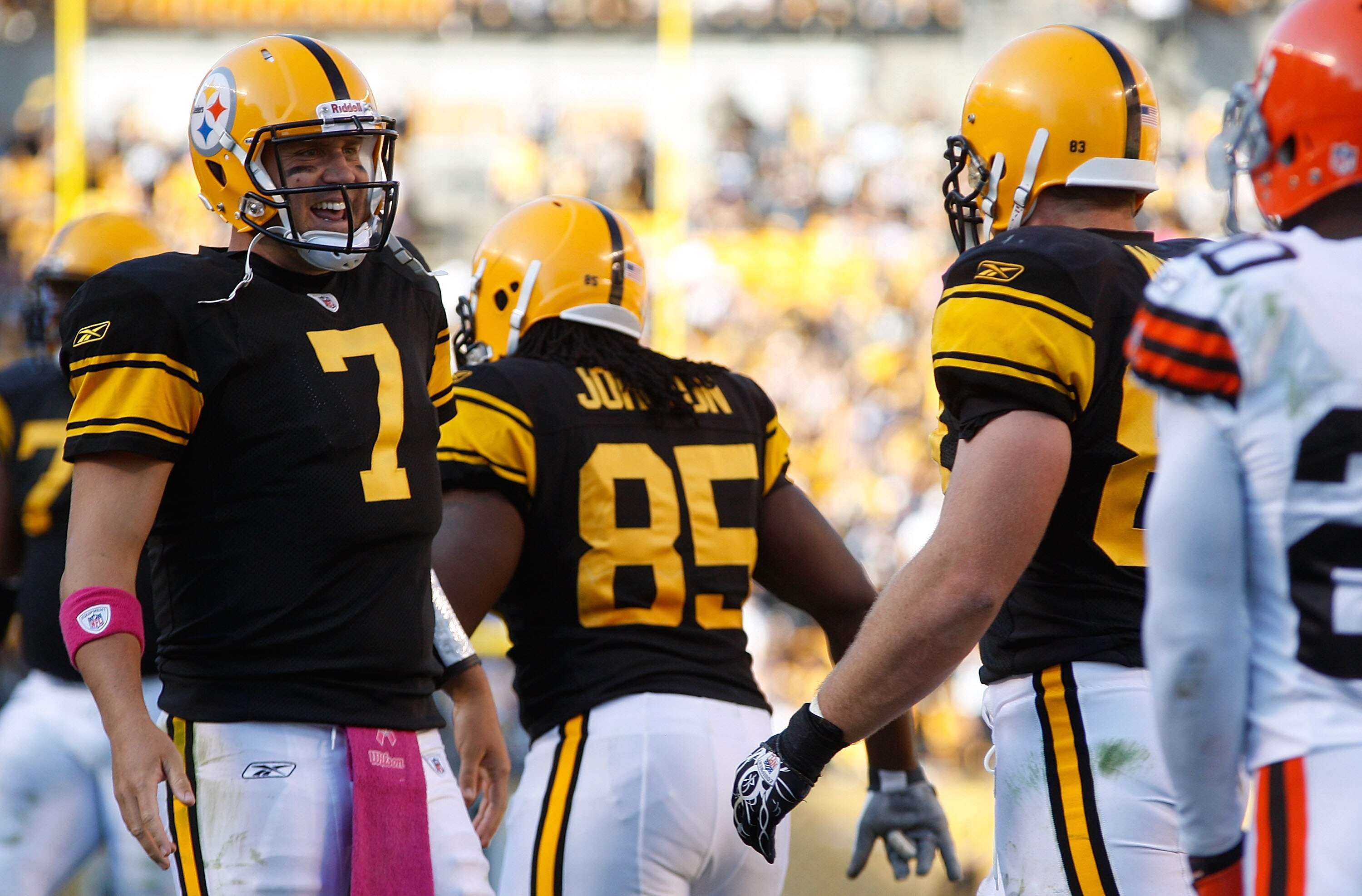 PITTSBURGH - OCTOBER 17:  Ben Roethlisberger #7 of the Pittsburgh Steelers celebrates with teammate Heath Miller #83 after catching a touchdown pass against the Cleveland Browns during the game on October 17, 2010 at Heinz Field in Pittsburgh, Pennsylvani