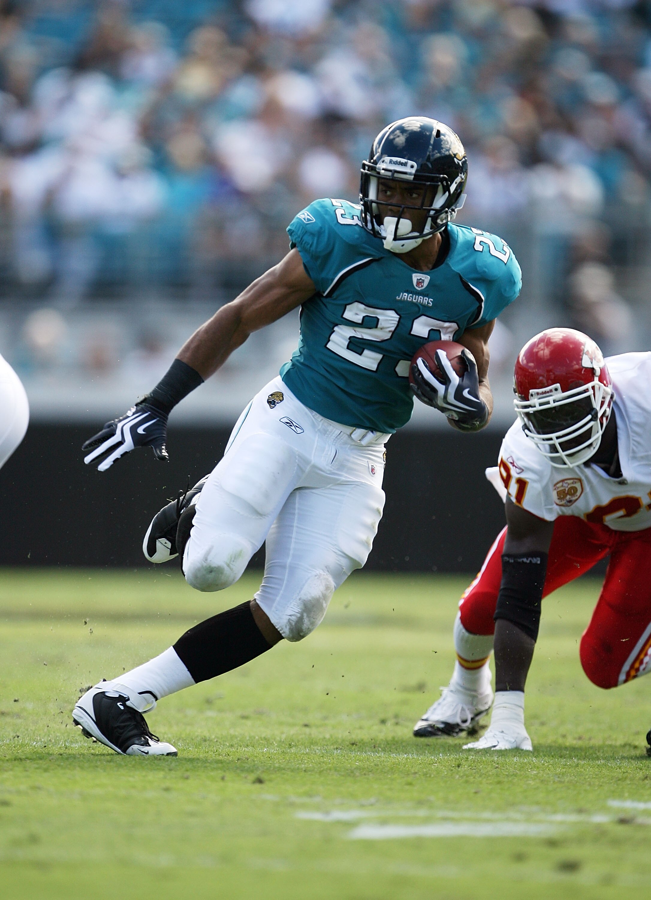 JACKSONVILLE, FL - NOVEMBER 08:  Running back Rashad Jennings #23 of the Jacksonville Jaguars looks for room to run on his first quarter touchdown run against the Kansas City Chiefs at Jacksonville Municipal Stadium on November 8, 2009 in Jacksonville, Fl