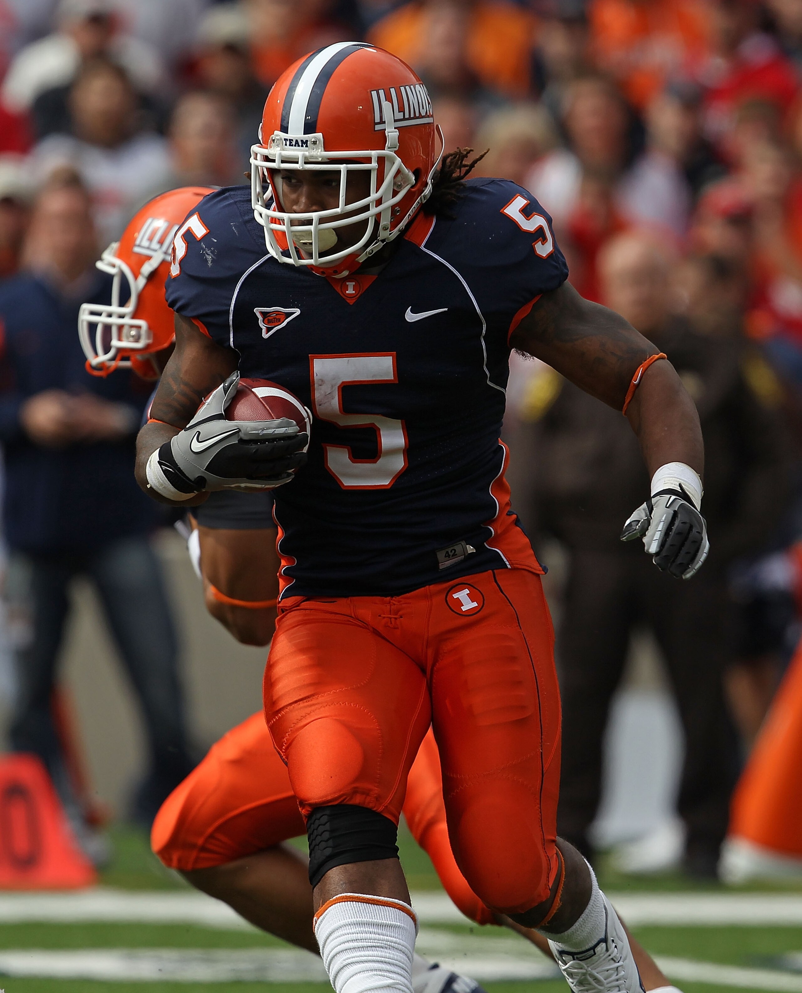 CHAMPAIGN, IL - OCTOBER 02: Mikel Leshoure #5 of the Illinois Fighting Illini runs against the Ohio State Buckeyes at Memorial Stadium on October 2, 2010 in Champaign, Illinois. Ohio State defeated Illinois 24-13. (Photo by Jonathan Daniel/Getty Images)
