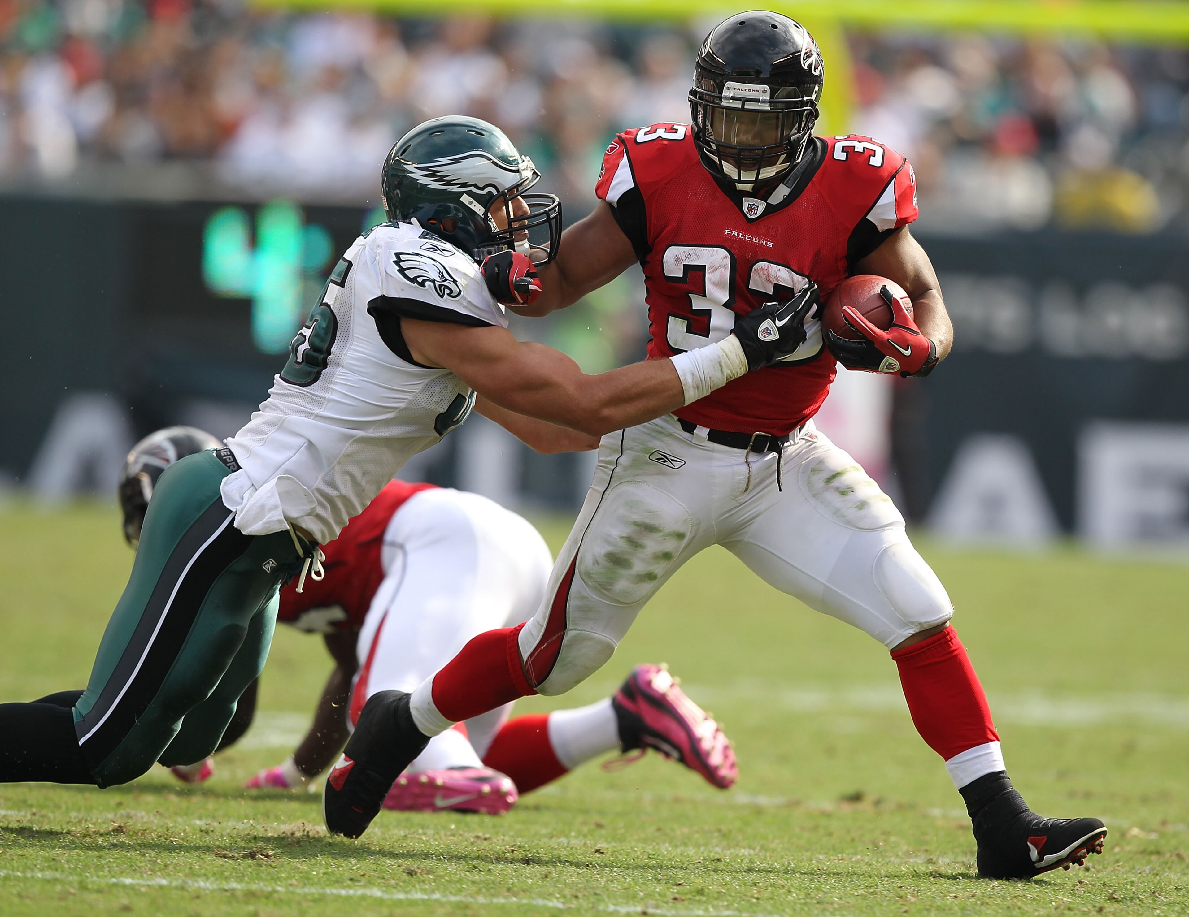 PHILADELPHIA - OCTOBER 17:  Michael Turner #33  of the Atlanta Falcons runs against Moise Fokou #53 of the Philadelphia Eagles during their game at Lincoln Financial Field on October 17, 2010 in Philadelphia, Pennsylvania.  (Photo by Al Bello/Getty Images