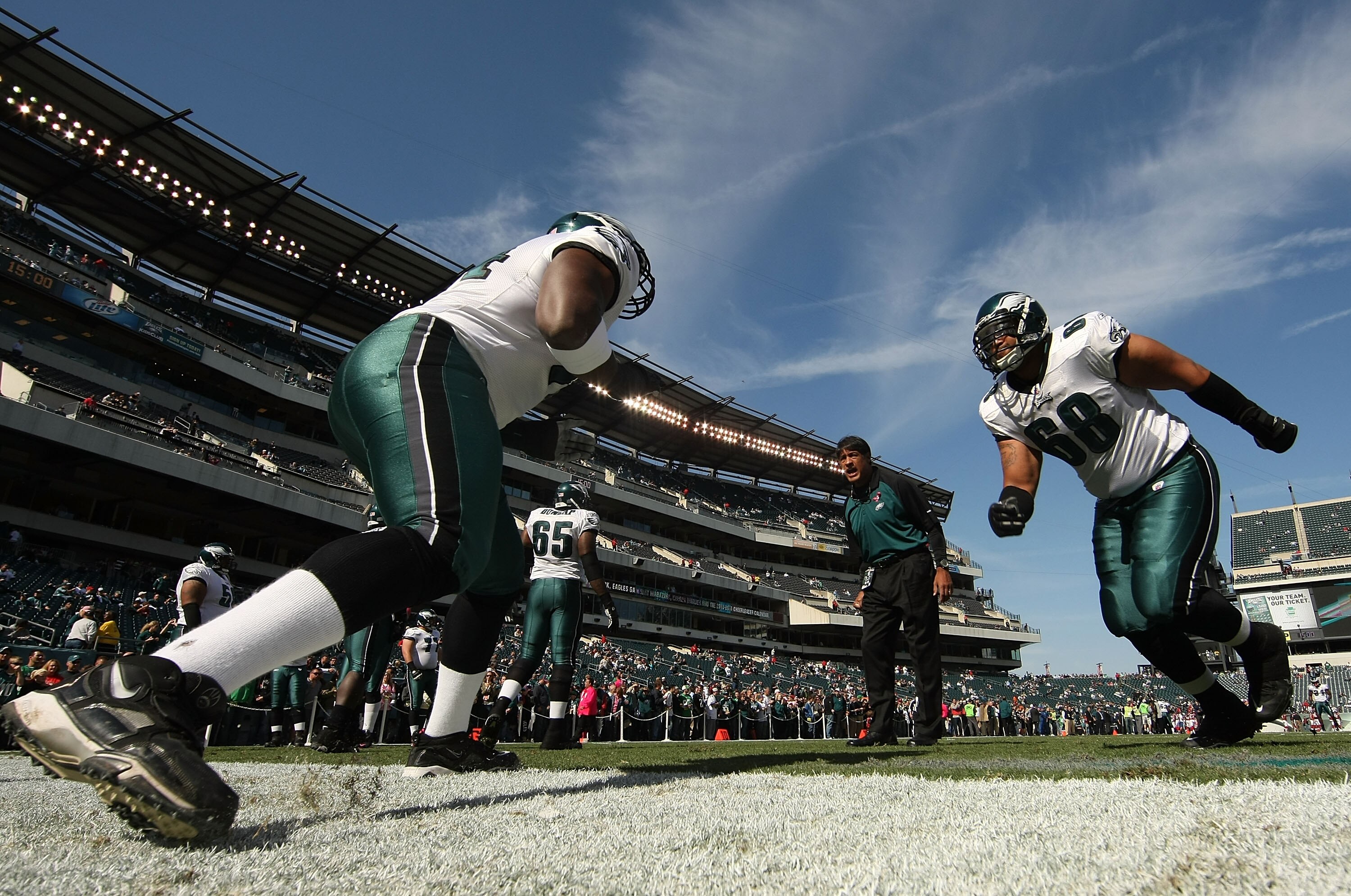 PHILADELPHIA - OCTOBER 17:  Austin Howard #68 of the Philadelphia Eagles warms up before the game against  the Atlanta Falcons at Lincoln Financial Field on October 17, 2010 in Philadelphia, Pennsylvania.  (Photo by Al Bello/Getty Images)