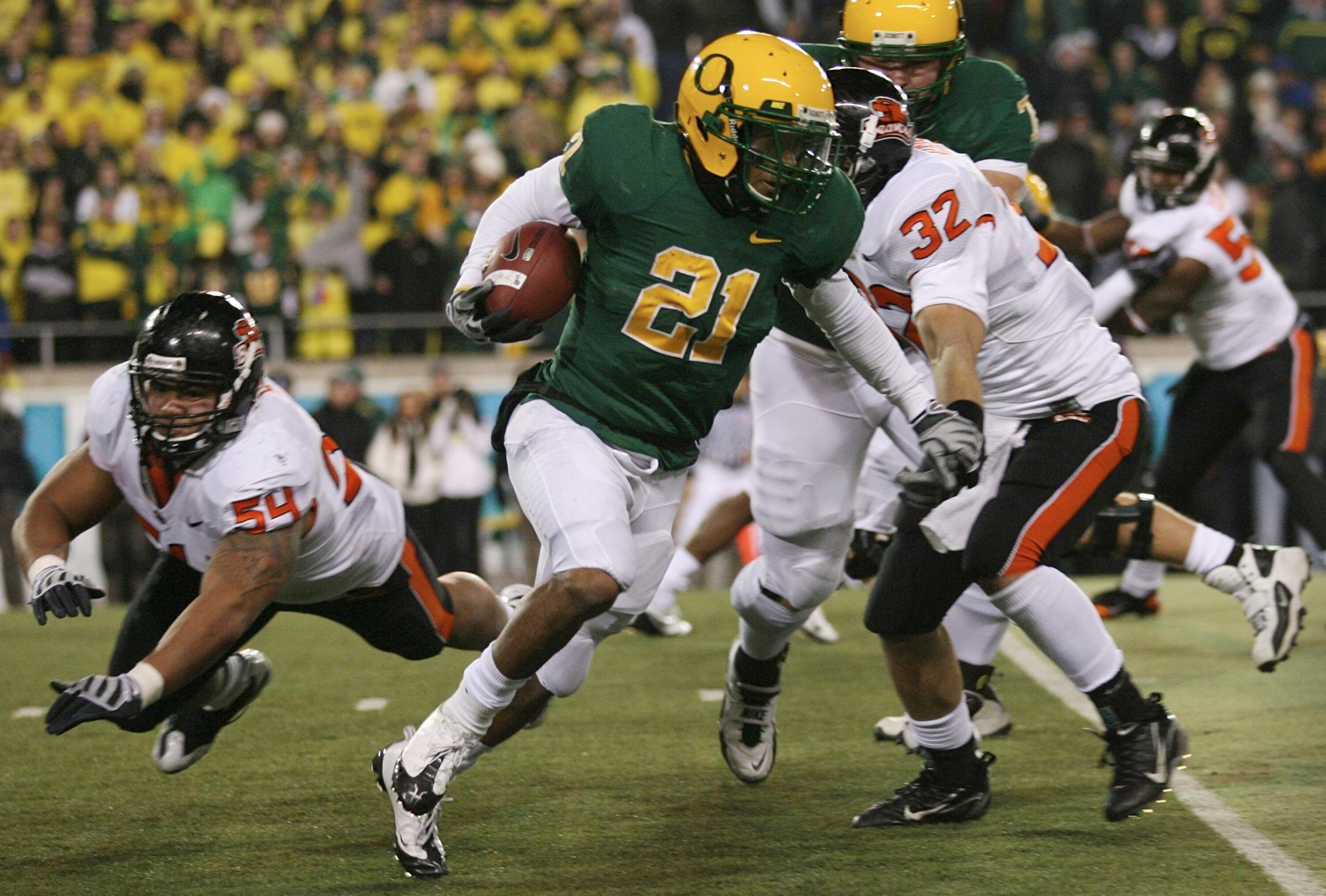 EUGENE, OR - DECEMBER 03:  Running back LaMichael James #21 of the Oregon Ducks rushes with the ball against the Oregon State Beavers at Autzen Stadium on December 3, 2009 in Eugene, Oregon.  (Photo by Tom Hauck/Getty Images)