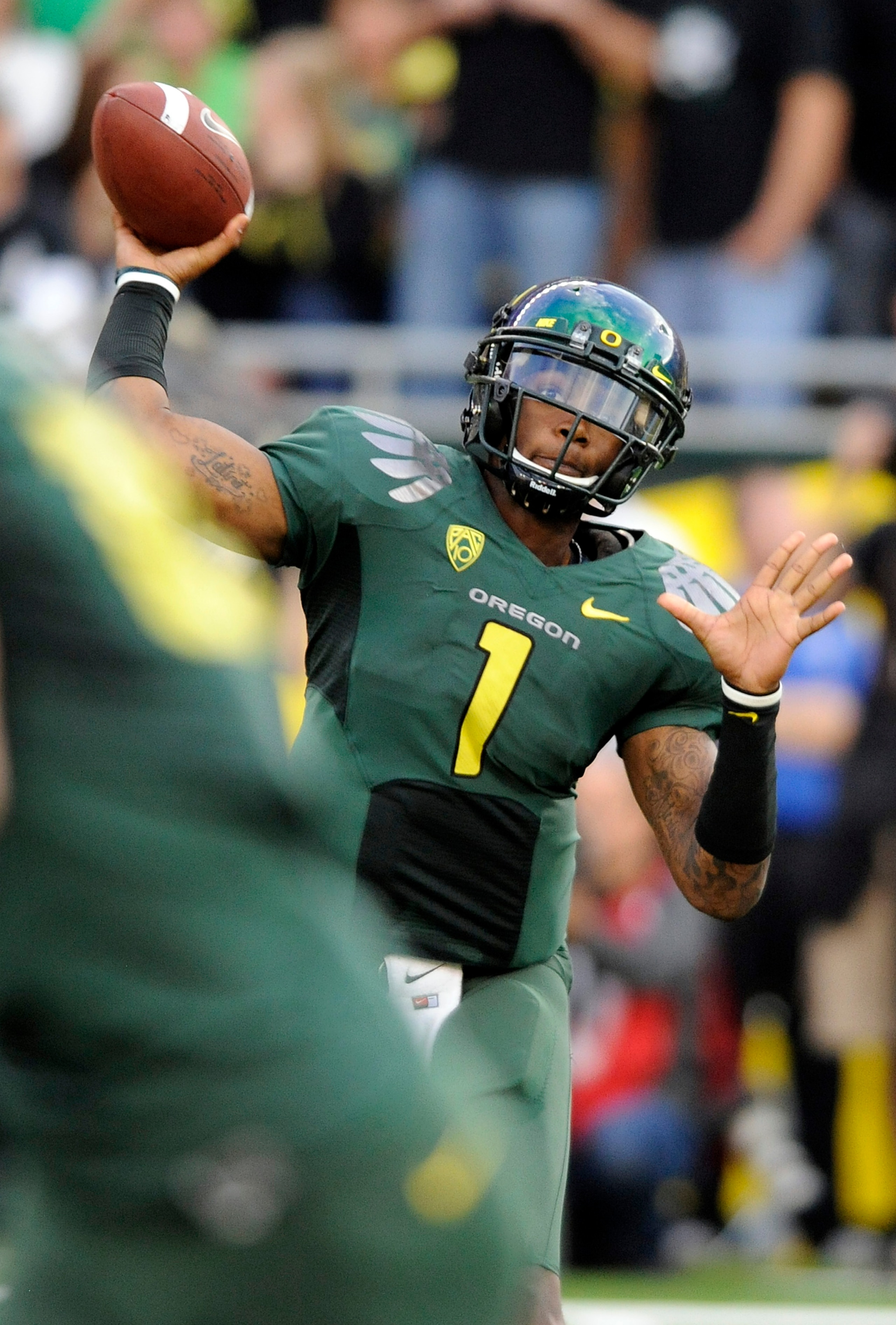 EUGENE, OR - OCTOBER 2: Quarterback Darron Thomas #1 of the Oregon Ducks passes the ball in the first quarter of the game against the Stanford Cardinal at Autzen Stadium on October 2, 2010 in Eugene, Oregon. (Photo by Steve Dykes/Getty Images) EUGENE, OR - OCTOBER 2: Quarterback Darron Thomas #1 of the Oregon Ducks passes the ball in the first quarter of the game against the Stanford Cardinal at Autzen Stadium on October 2, 2010 in Eugene, Oregon. (Photo by Steve Dykes/Getty Images)