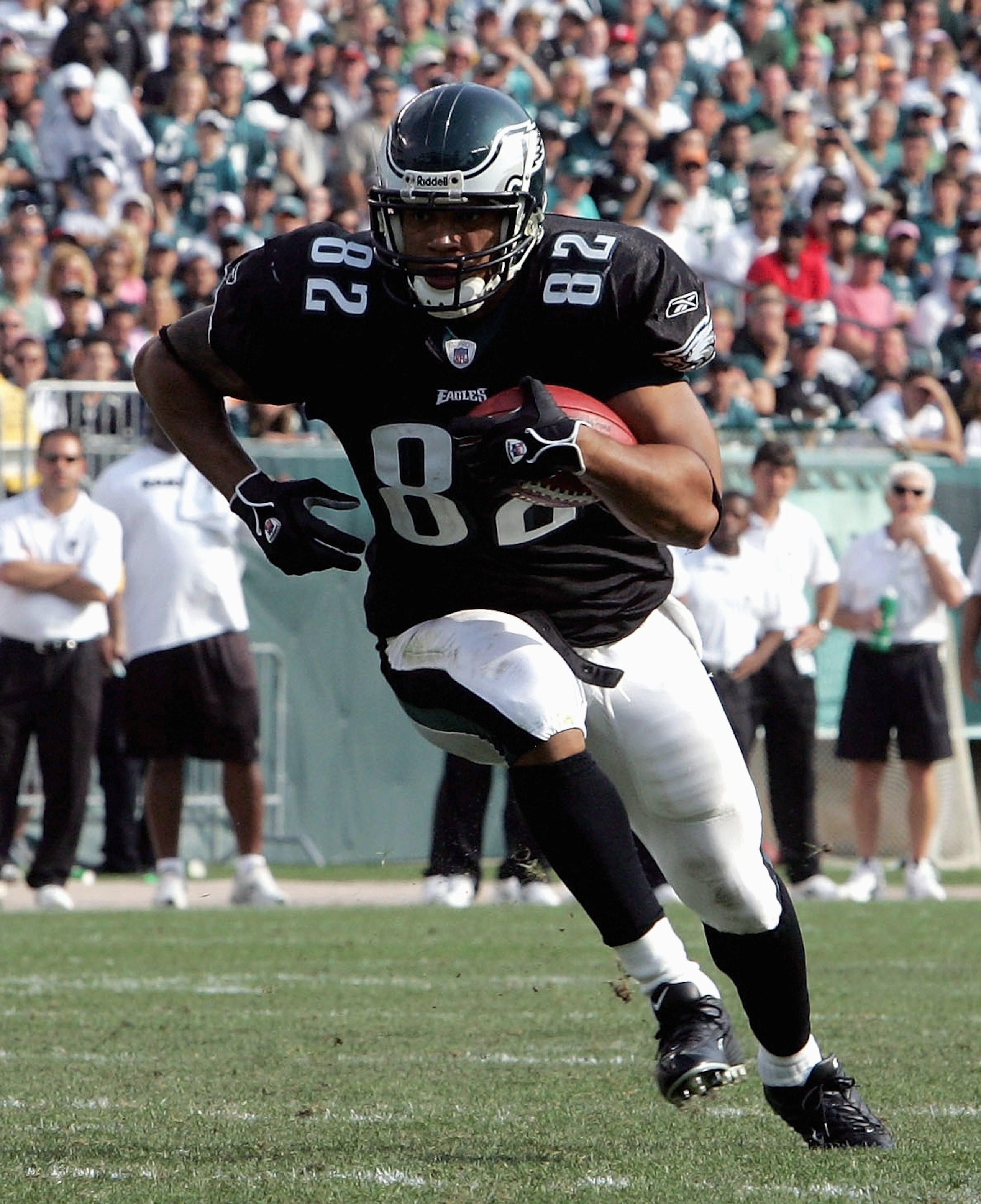 PHILADELPHIA, PA -SEPTEMBER 25: Tightend LJ Smith #82 of the Philadelphia Eagles runs the ball against the Oakland Raiders during their game on September 25, 2005 at Lincoln Financial Field in Philadelphia, Pennsylvannia.The Eagles defeated the Raiders 23 PHILADELPHIA, PA -SEPTEMBER 25: Tightend LJ Smith #82 of the Philadelphia Eagles runs the ball against the Oakland Raiders during their game on September 25, 2005 at Lincoln Financial Field in Philadelphia, Pennsylvannia.The Eagles defeated the Raiders 23
