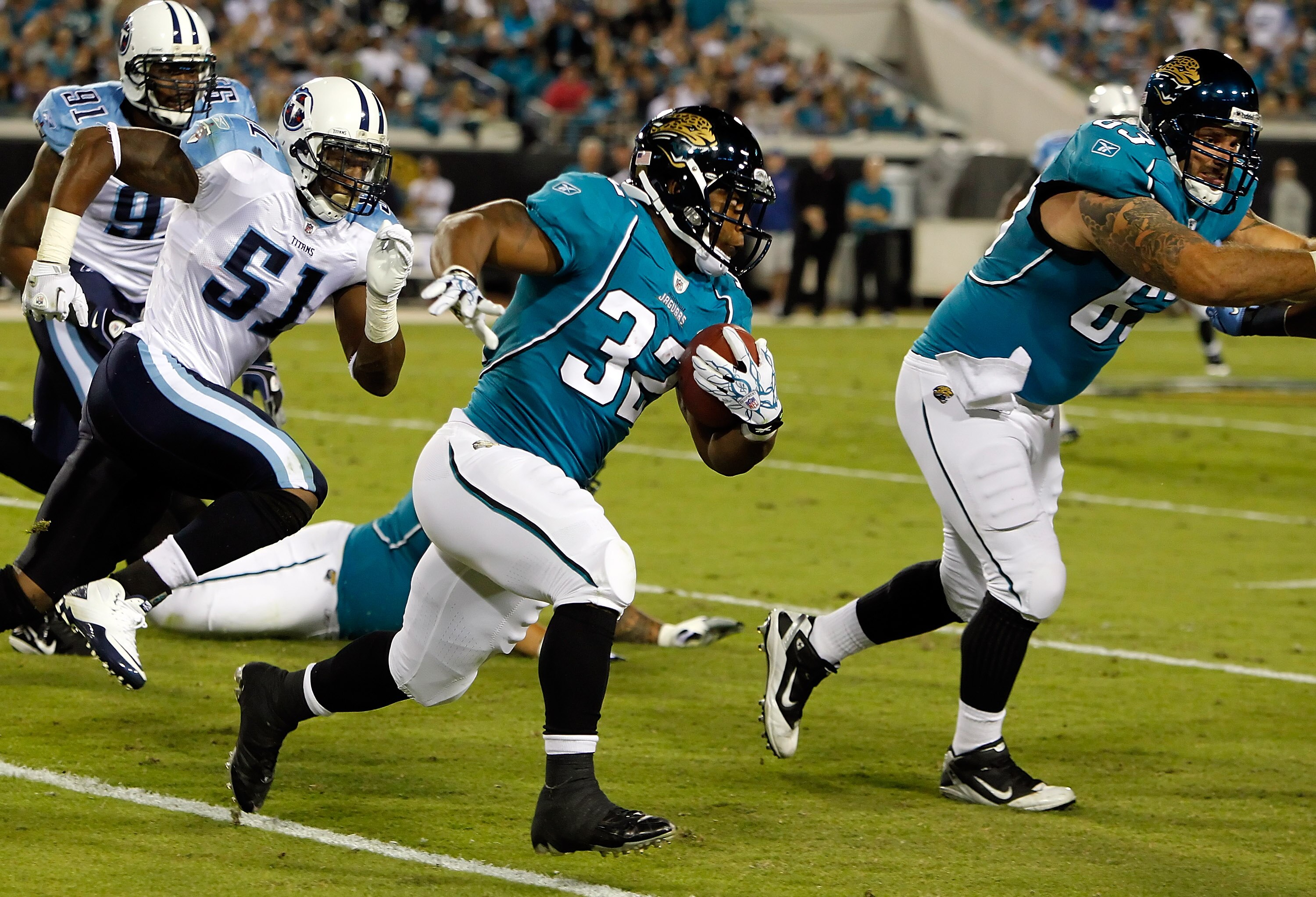 JACKSONVILLE, FL - OCTOBER 18:  Running back Maurice Jones-Drew #32 of the Jacksonville Jaguars runs the ball against the Tennessee Titans during the game at EverBank Field on October 18, 2010 in Jacksonville, Florida.  (Photo by J. Meric/Getty Images)