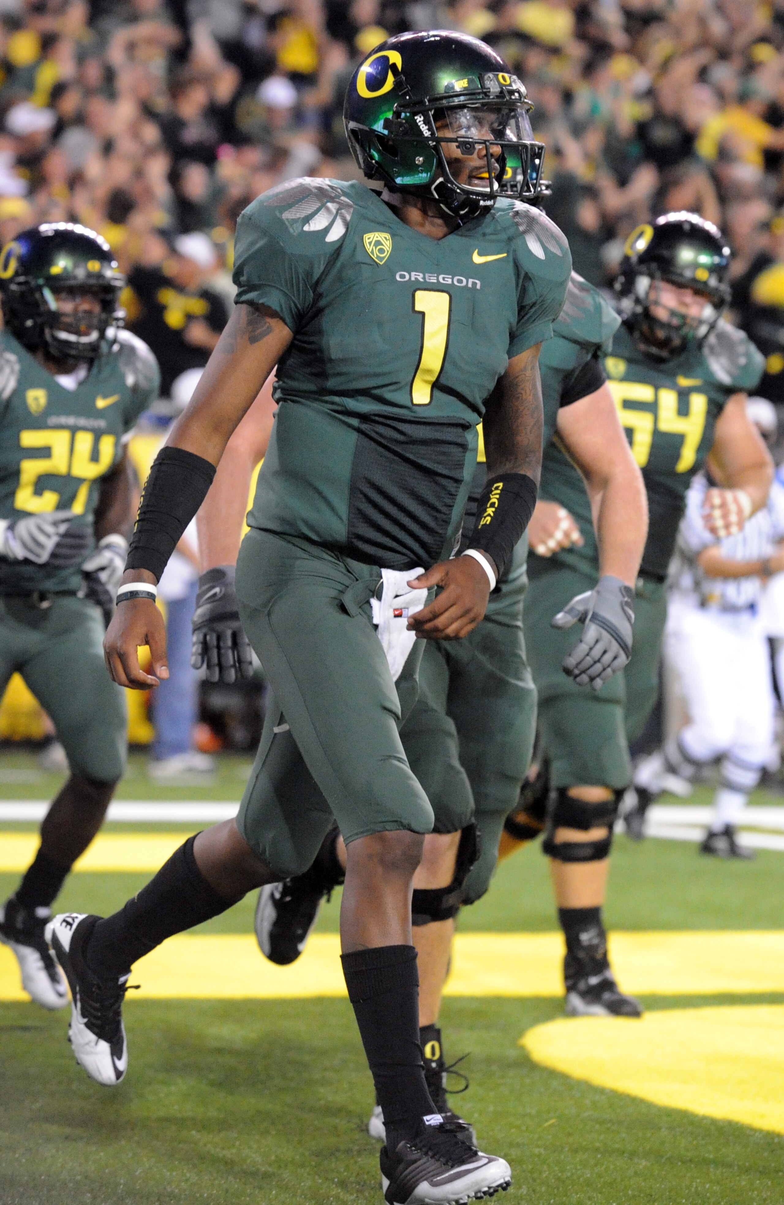 EUGENE, OR - OCTOBER 2: Quarterback Darron Thomas #1 of the Oregon Ducks celebrates after scoring a touchdown in the third quarter of the game against the Stanford Cardinal at Autzen Stadium on October 2, 2010 in Eugene, Oregon. Oregon won the game 52-31.
