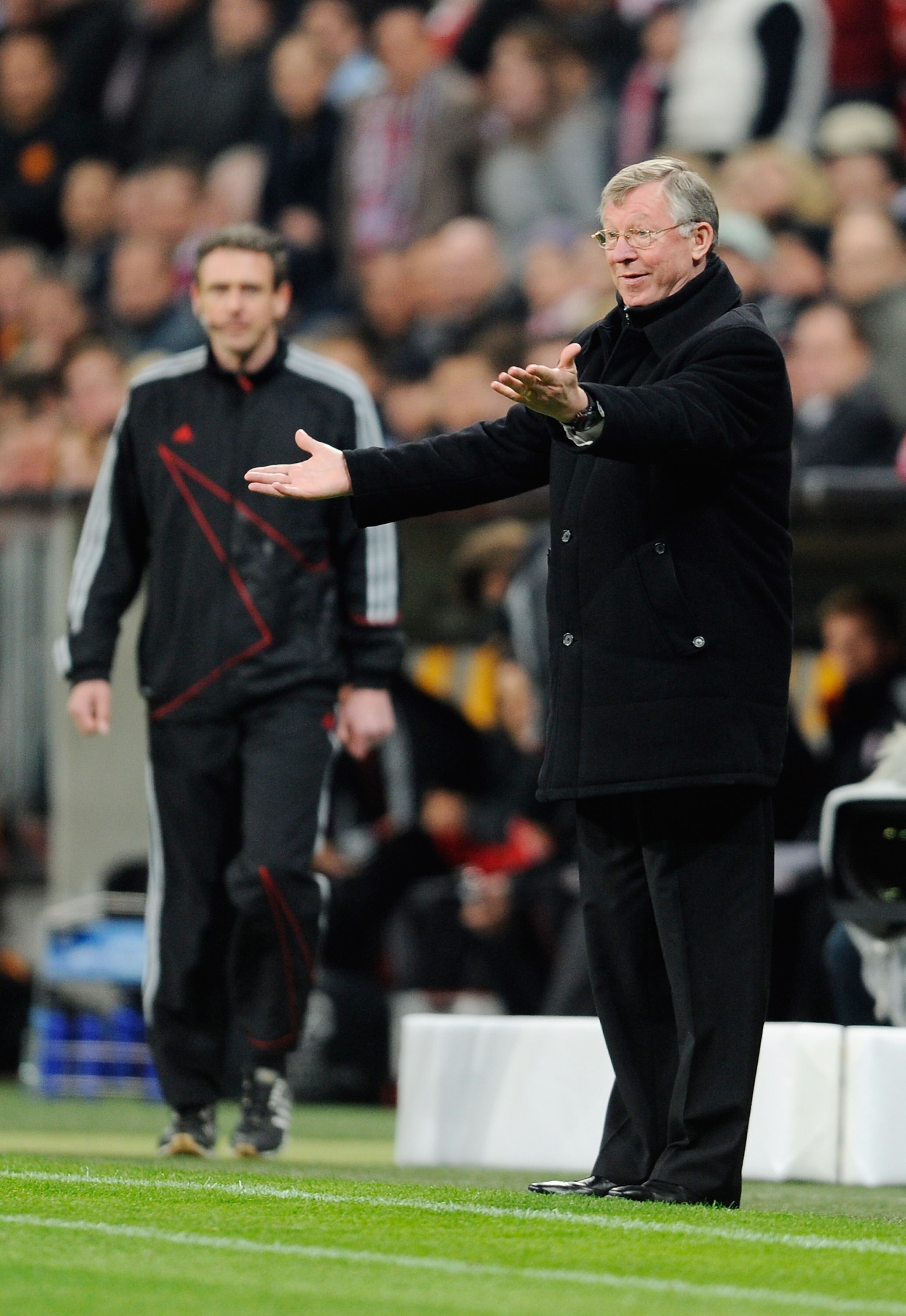 MUNICH, GERMANY - MARCH 30:  Manager of Manchester United Sir Alex Ferguson gestures from the touchline during the UEFA Champions League quarter final first leg match between Bayern Muenchen and Manchester United at the Allianz Arena on March 30, 2010 in