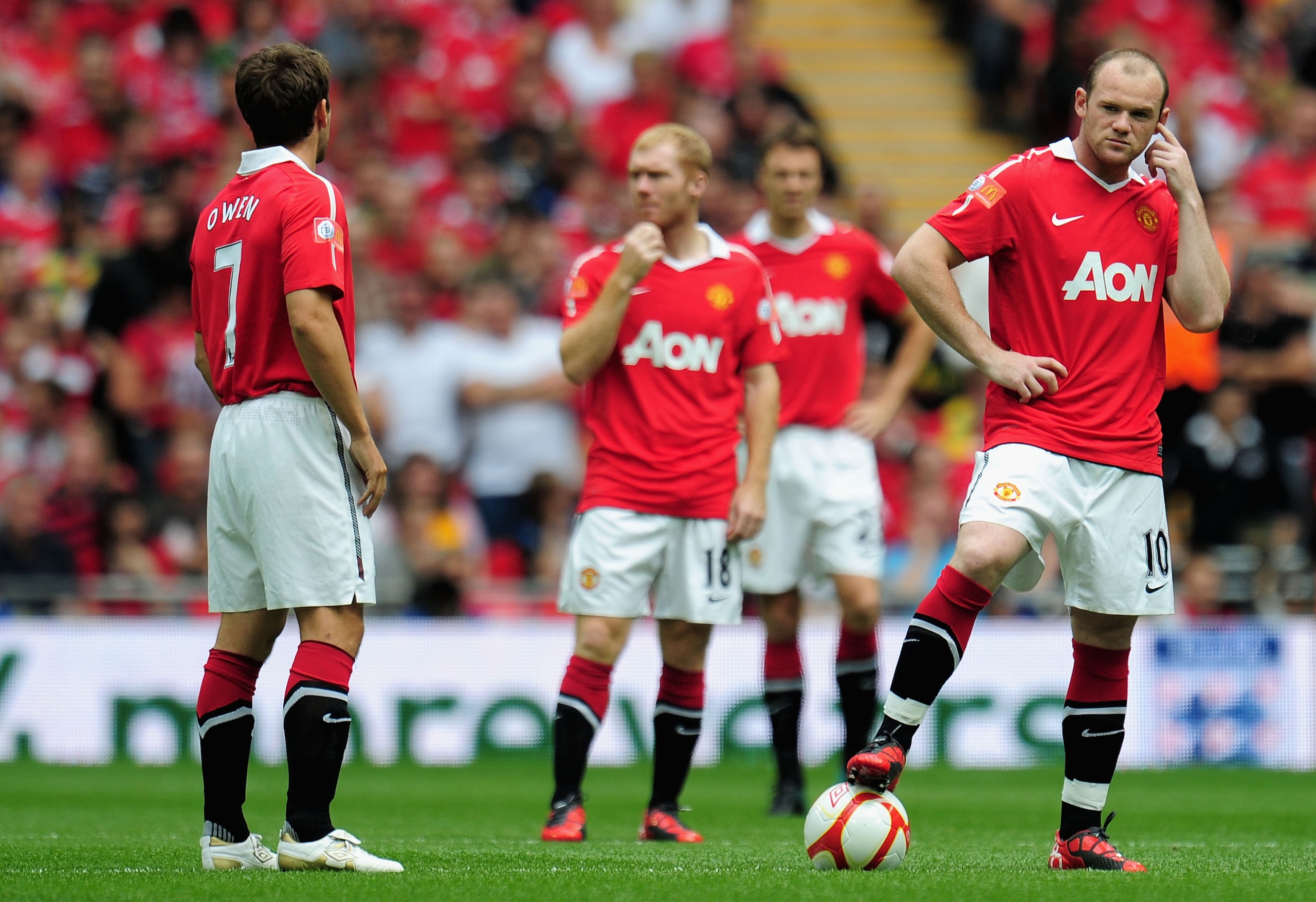 LONDON, ENGLAND - AUGUST 08:  Wayne Rooney of Manchester United (R) ahead of the kick off in the FA Community Shield match between Chelsea and Manchester United at Wembley Stadium on August 8, 2010 in London, England.  (Photo by Shaun Botterill/Getty Imag