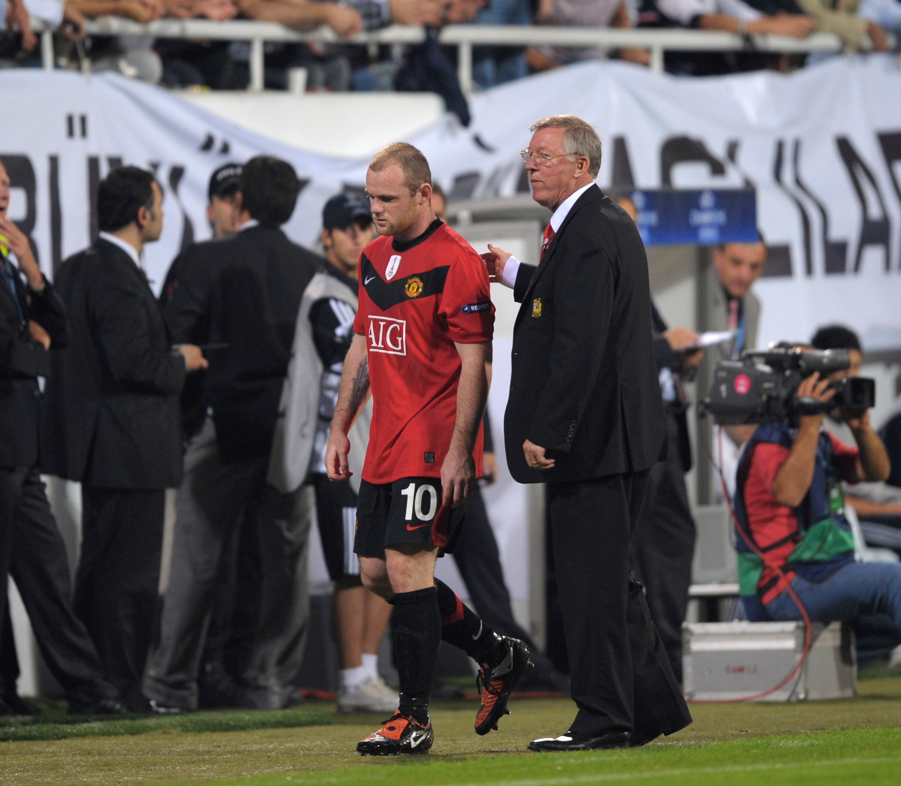 ISTANBUL, TURKEY - SEPTEMBER 15:  Wayne Rooney of Manchester United is substited by Sir Alex Ferguson the Manchester United manager during the UEFA Champions League Group B match between Besiktas and Manchester United at the Inonu Stadium on September 15,