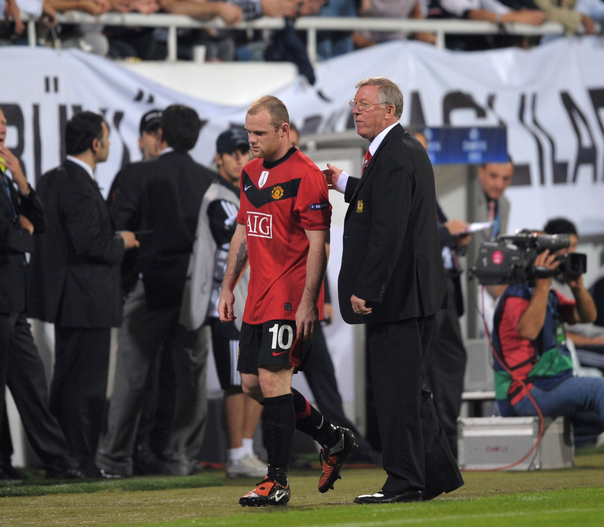 ISTANBUL, TURKEY - SEPTEMBER 15:  Wayne Rooney of Manchester United is substited by Sir Alex Ferguson the Manchester United manager during the UEFA Champions League Group B match between Besiktas and Manchester United at the Inonu Stadium on September 15,