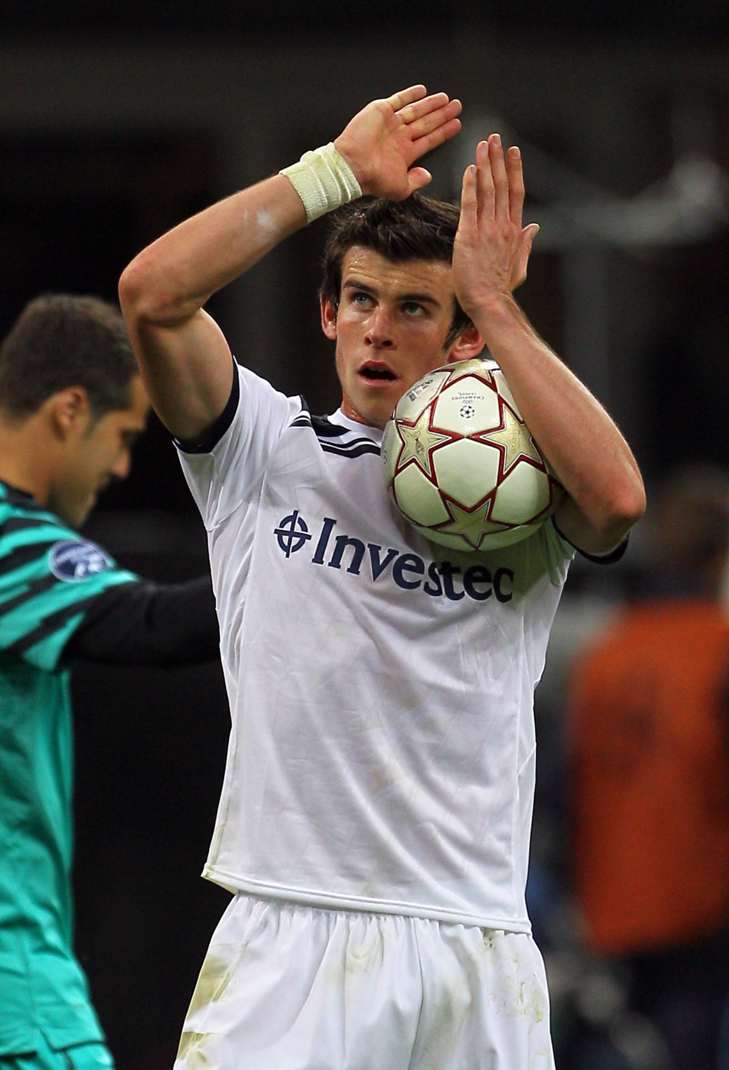 MILAN, ITALY - OCTOBER 20:  Gareth Bale of Tottenham Hotspur celebrates with the match ball after scoreing a hat trick during the UEFA Champions League Group A match between FC Internazionale Milano and Tottenham Hotspur at the Stadio Giuseppe Meazza on O