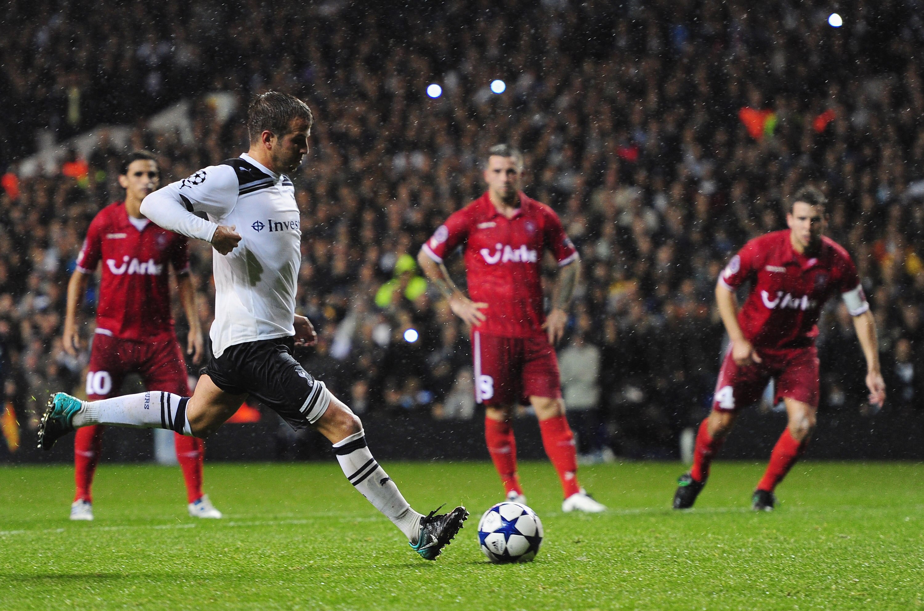 LONDON, ENGLAND - SEPTEMBER 29:  Rafael van der Vaart of Tottenham has his penalty saved during the  UEFA Champions League Group A match between Tottenham Hotspur and FC Twente at White Hart Lane on September 29, 2010 in London, England.  (Photo by Mike H