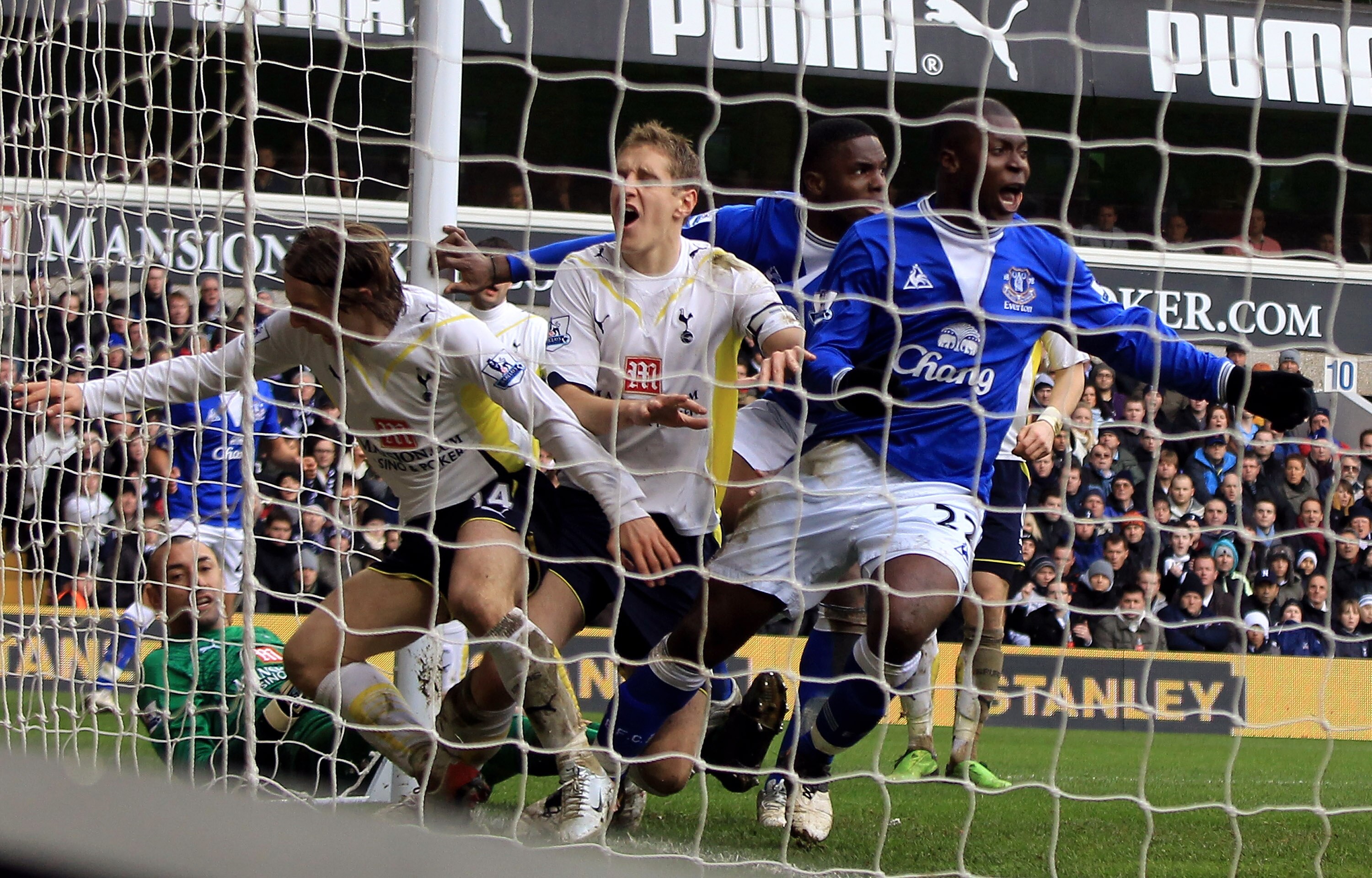 LONDON, ENGLAND - FEBRUARY 28:  Ayegbeni Yakubu (R) of Everton scores and celebrates his teams first goal of the game during the Barclays Premier League match between Tottenham Hotspur and Everton at White Hart Lane on February 28, 2010 in London, England