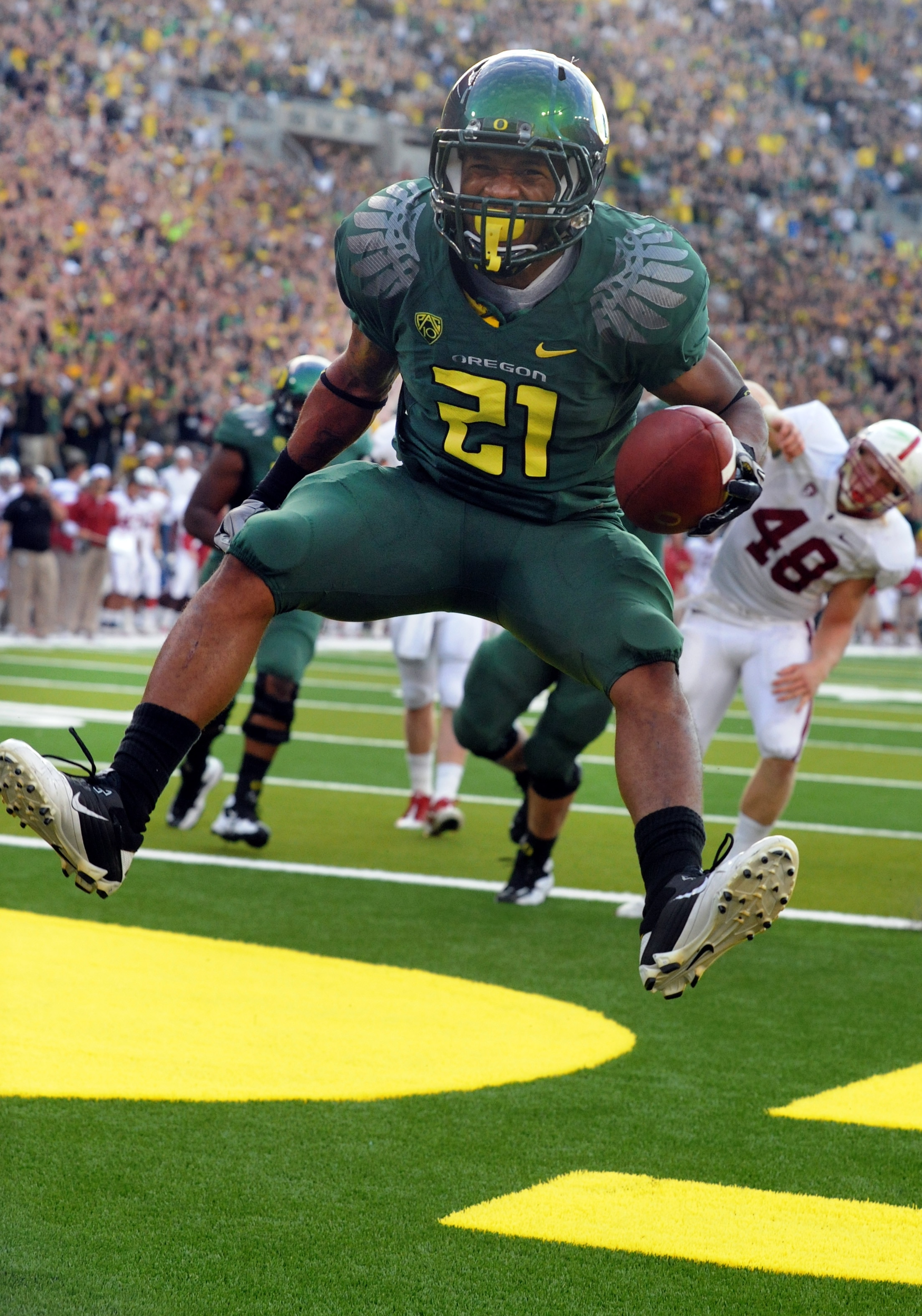 EUGENE, OR - OCTOBER 2: Running back LaMichael James #21 of the Oregon Ducks celebrates as he scores a touchdown in the second quarter of the game against the Stanford Cardinal at Autzen Stadium on October 2, 2010 in Eugene, Oregon. (Photo by Steve Dykes/ EUGENE, OR - OCTOBER 2: Running back LaMichael James #21 of the Oregon Ducks celebrates as he scores a touchdown in the second quarter of the game against the Stanford Cardinal at Autzen Stadium on October 2, 2010 in Eugene, Oregon. (Photo by Steve Dykes/