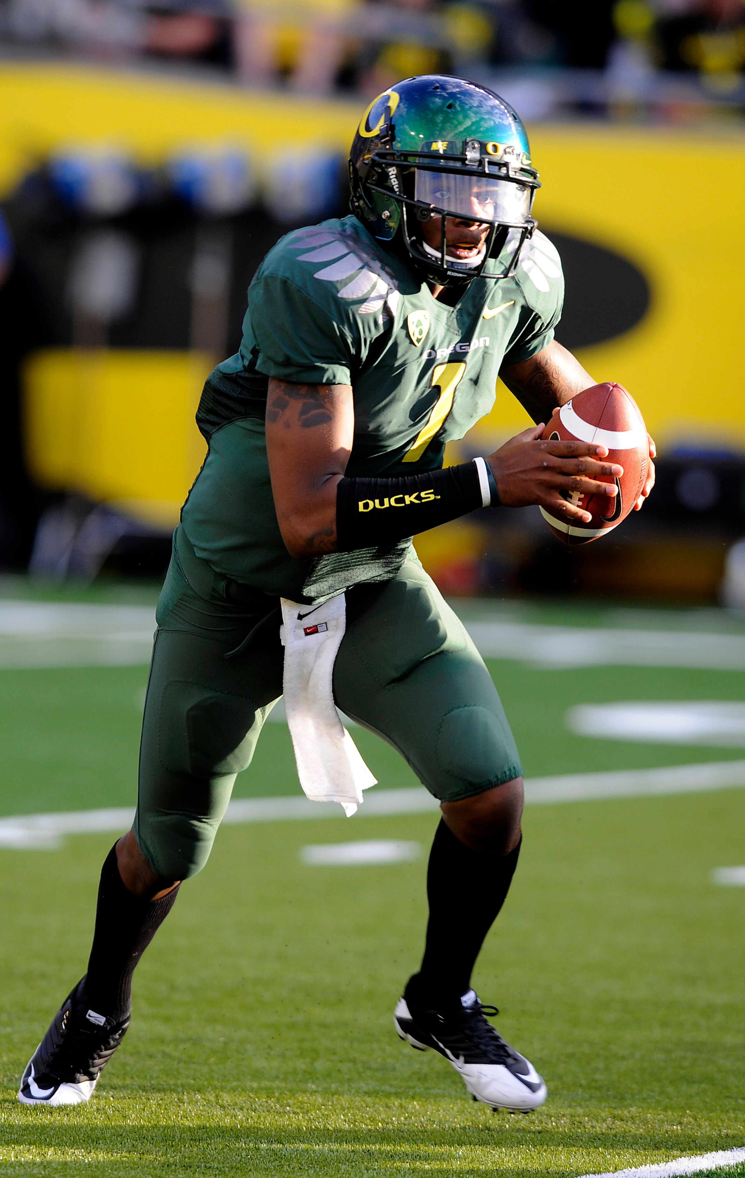 EUGENE, OR - OCTOBER 2: Quarterback Darron Thomas #1 of the Oregon Ducks runs with the ball in the first quarter of the game against the Stanford Cardinal at Autzen Stadium on October 2, 2010 in Eugene, Oregon. (Photo by Steve Dykes/Getty Images)
