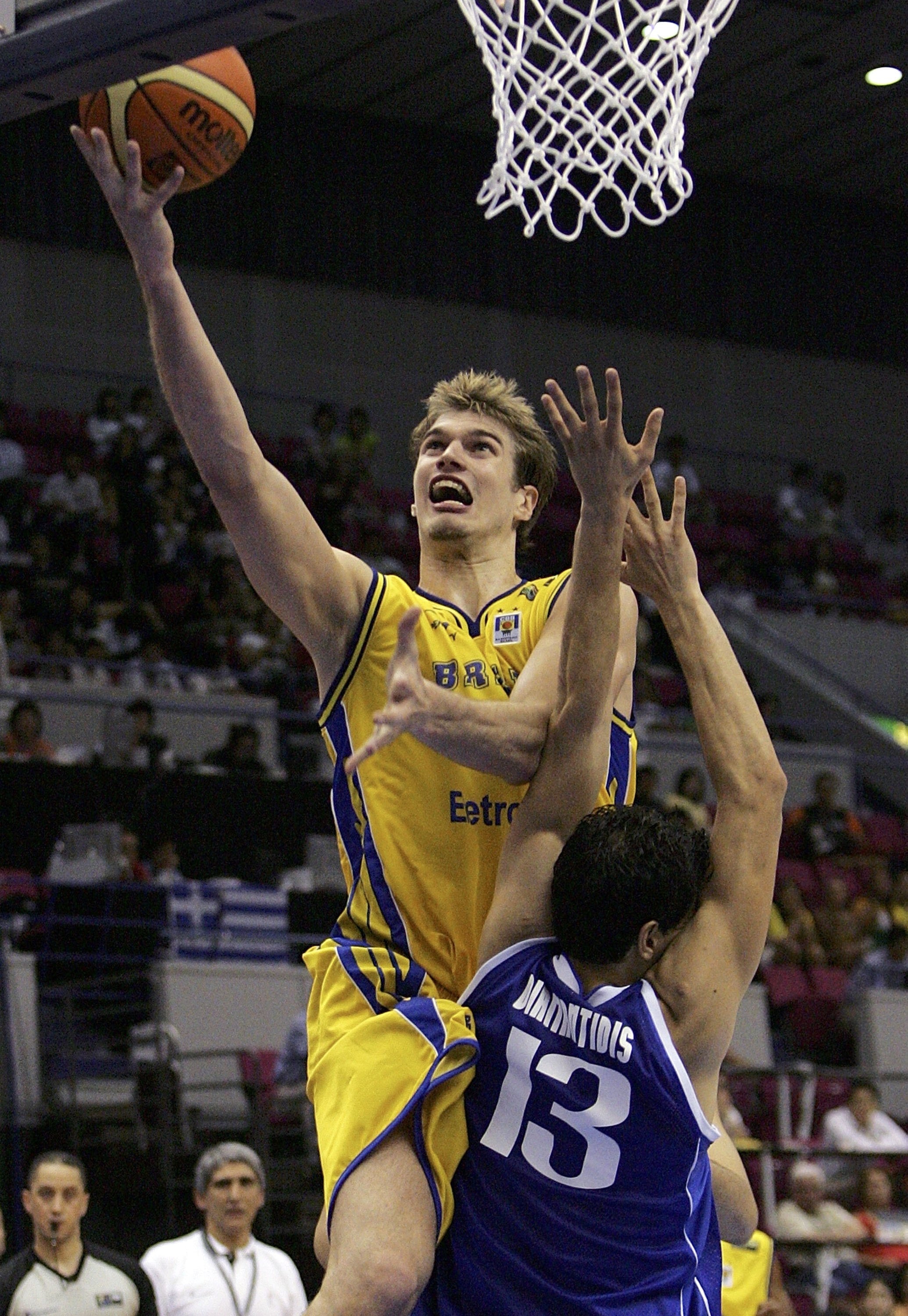 HAMAMATSU, JAPAN - AUGUST 23:  Tiago Splitter of Brazil shoots against Greece during the preliminary round of FIBA World Championships 2006 on August 23, 2006 in Hamamatsu, Japan. The Championships take place from August 19 to September 3 in Japan. (Photo