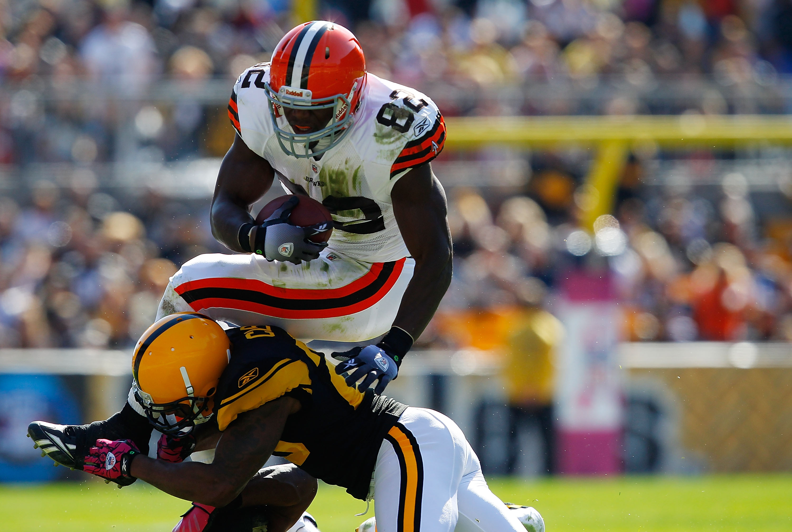 PITTSBURGH - OCTOBER 17:  Benjamin Watson #82 of the Cleveland Browns attempts to go up and over Ryan Clark #25 of the Pittsburgh Steelers during the game on October 17, 2010 at Heinz Field in Pittsburgh, Pennsylvania.  (Photo by Jared Wickerham/Getty Ima