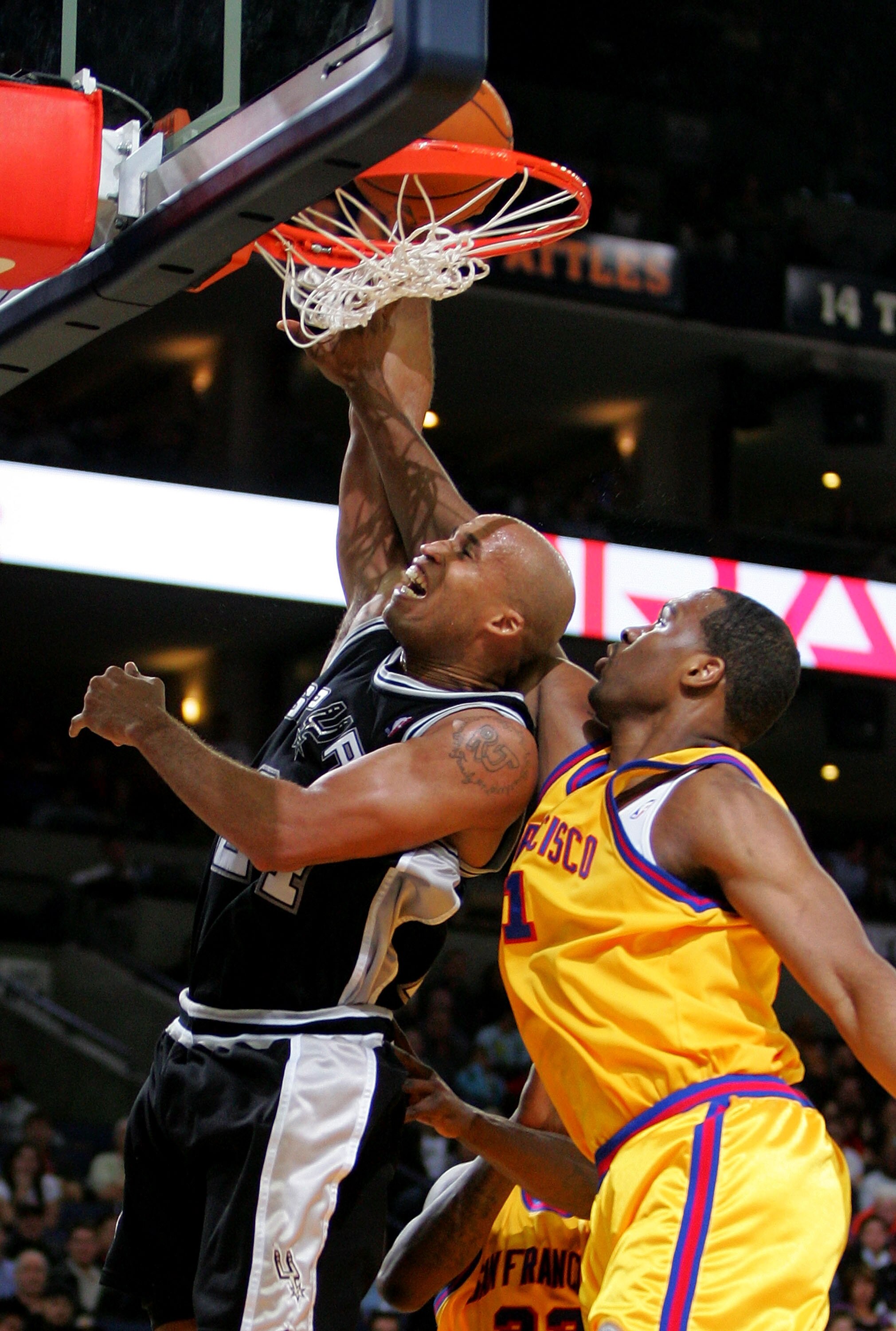 OAKLAND, CA - DECEMBER 16:  Richard Jefferson #24 of the San Antonio Spurs dunks over Chris Hunter #31 of the Golden State Warriors at Oracle Arena on December 16, 2009 in Oakland, California.  NOTE TO USER: User expressly acknowledges and agrees that, by