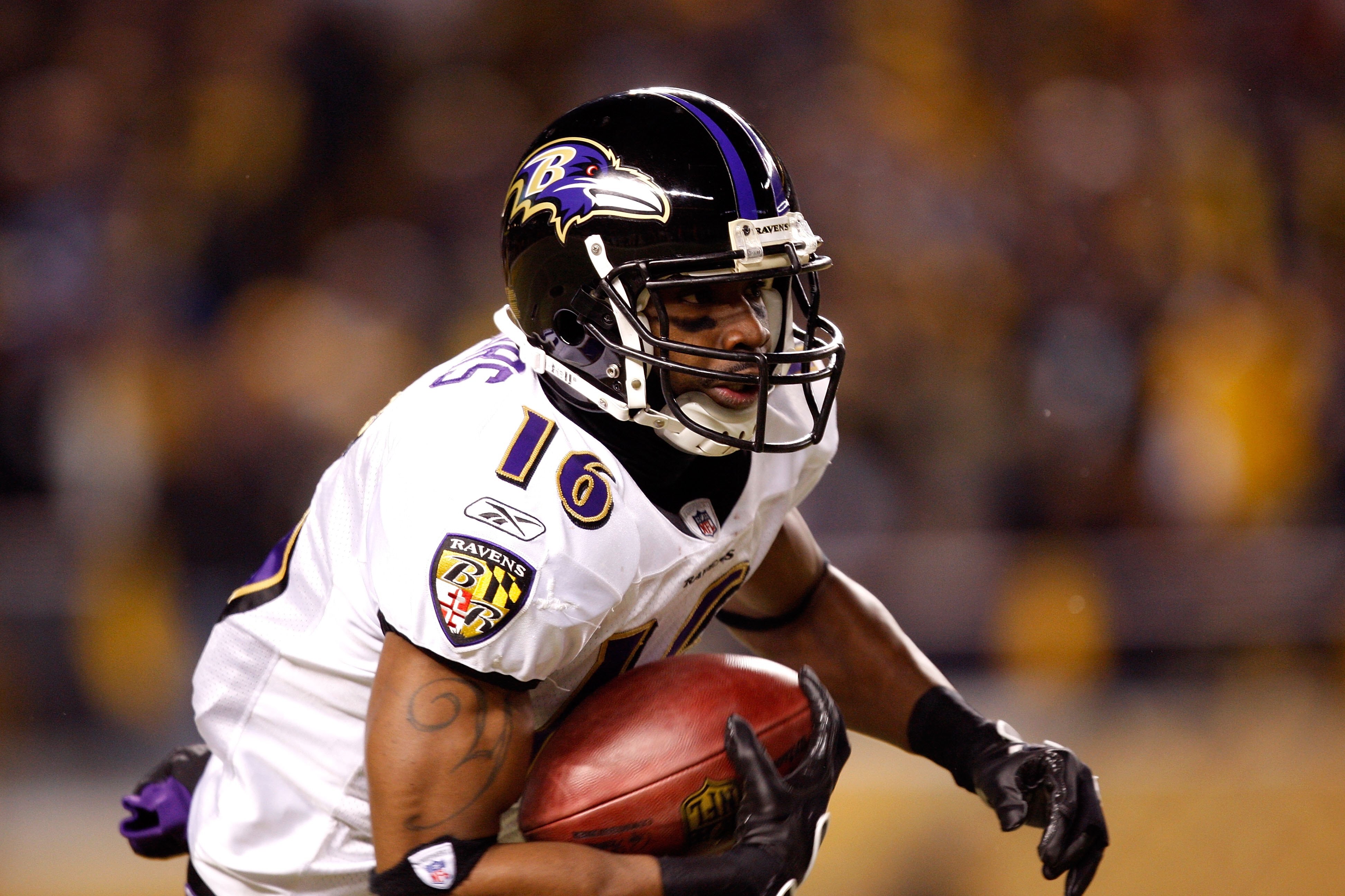 PITTSBURGH - JANUARY 18:  Yamon Figurs #16 of the Baltimore Ravens runs with the ball against the Pittsburgh Steelers during the AFC Championship game on January 18, 2009 at Heinz Field in Pittsburgh, Pennsylvania.  (Photo by Streeter Lecka/Getty Images)