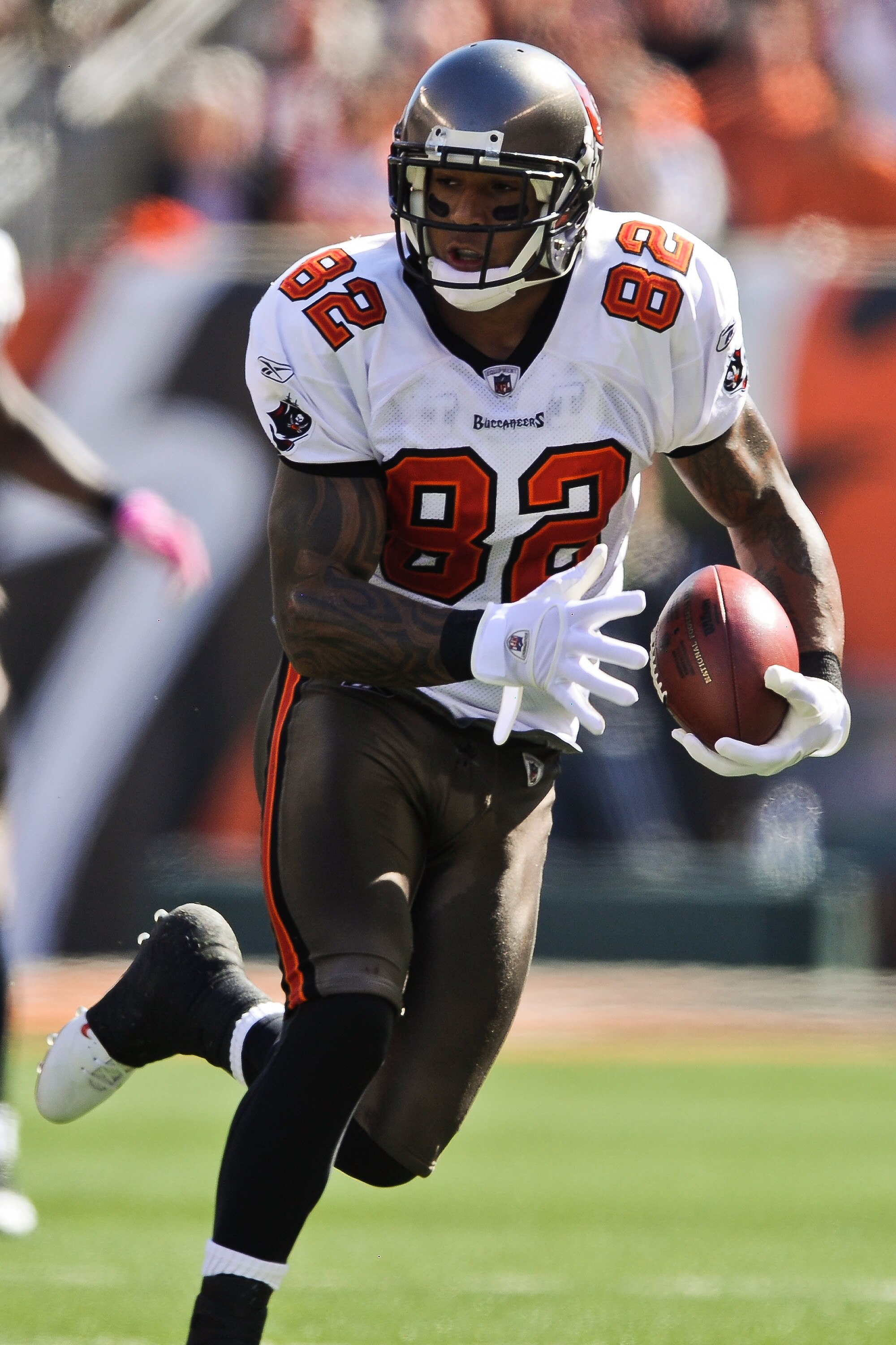CINCINNATI, OH - OCTOBER 10: Kellen Winslow #82 of the Tampa Bay Buccaneers runs with the ball against the Cincinnati Bengals at Paul Brown Stadium on October 10, 2010 in Cincinnati, Ohio. (Photo by Jamie Sabau/Getty Images)