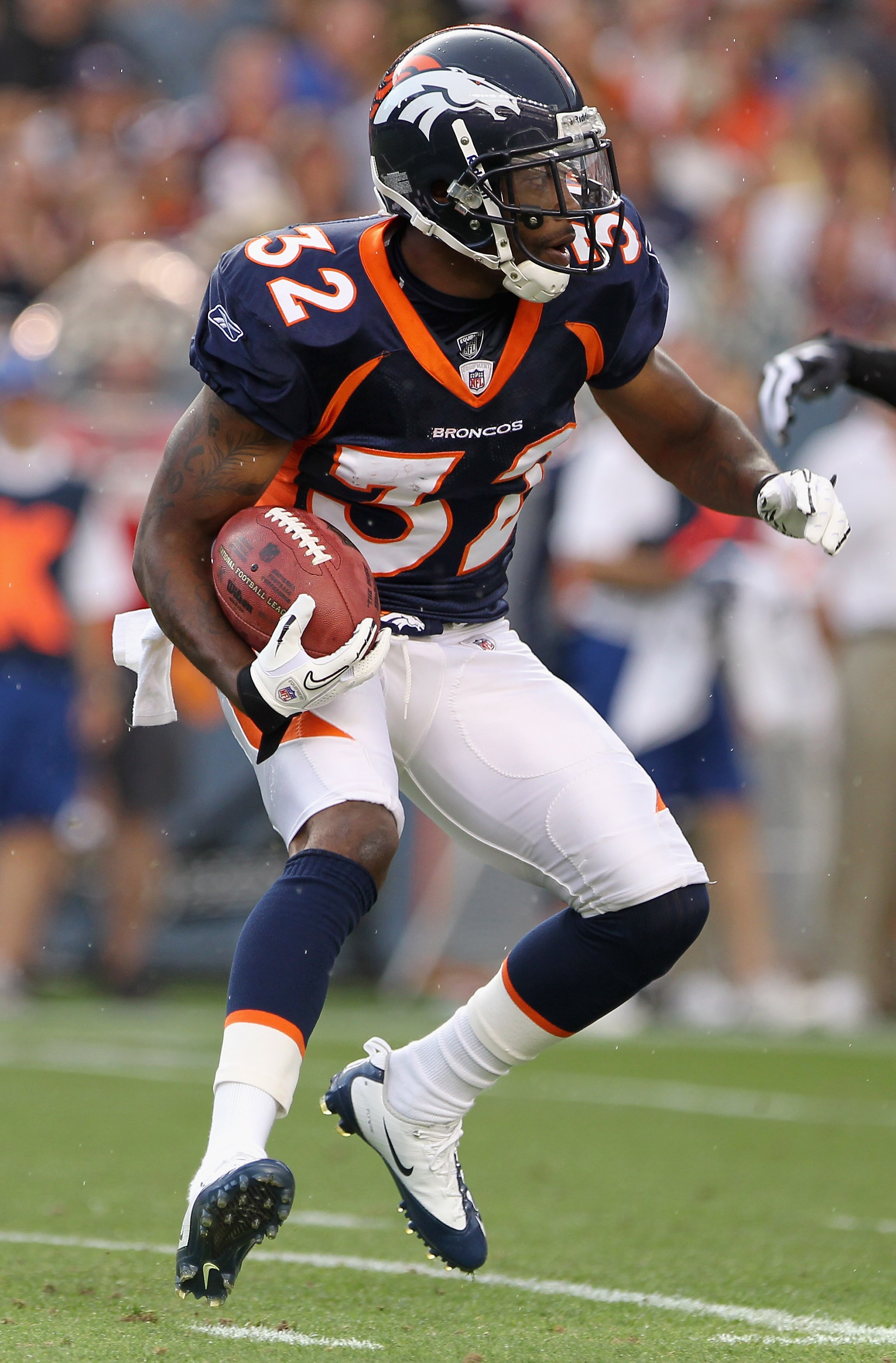 DENVER - AUGUST 29:  Cornerback Perrish Cox #32 of the Denver Broncos returns a kick off against the Pittsburgh Steelers during preseason NFL action at INVESCO Field at Mile High on August 29, 2010 in Denver, Colorado.  (Photo by Doug Pensinger/Getty Imag