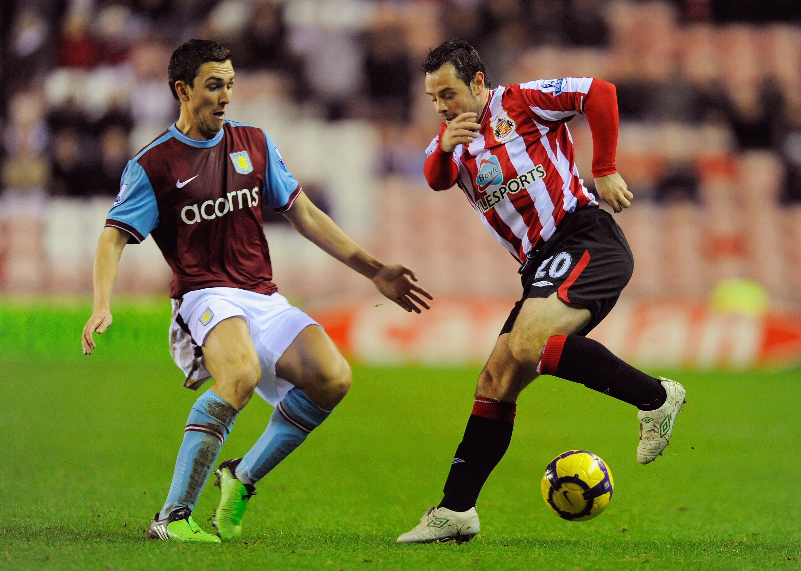 SUNDERLAND, ENGLAND - DECEMBER 15: Stewart Downing of Aston Villa challenges Andy Reid of Sunderland during the Barclays Premier League match between Sunderland and Aston Villa at the Stadium of Light on December 15, 2009 in Sunderland, England.  (Photo b