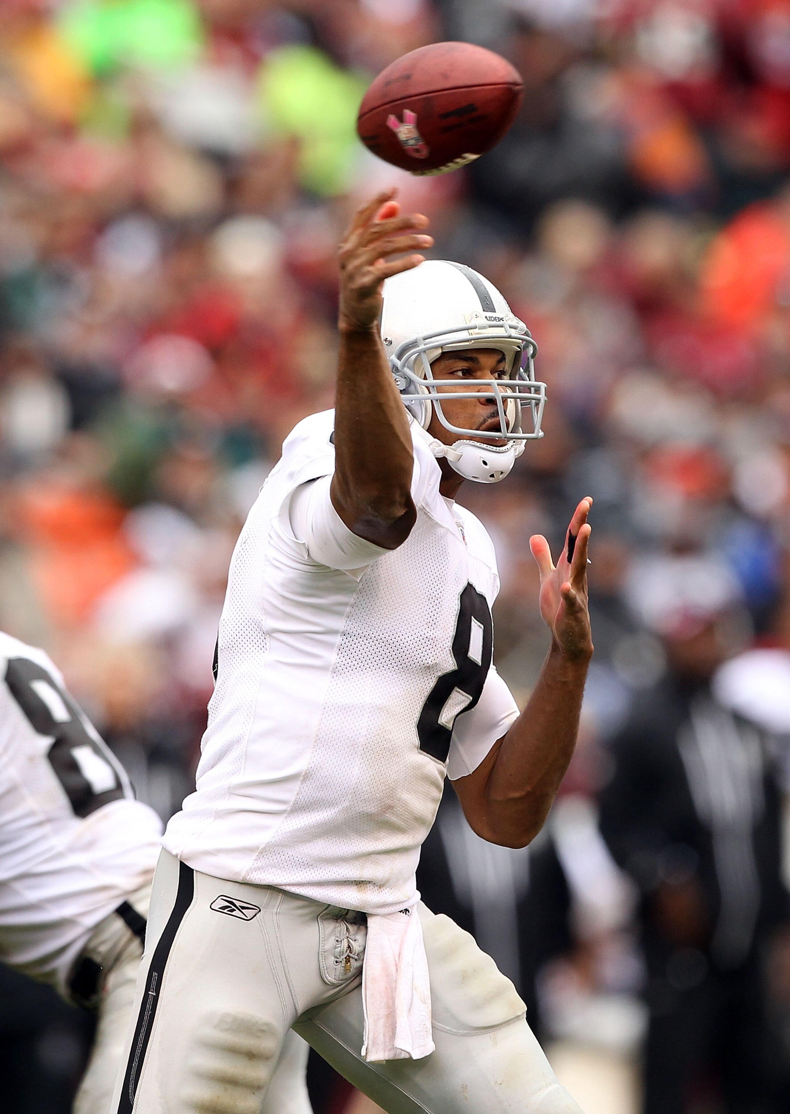 SAN FRANCISCO - OCTOBER 17:  Jason Campbell #8 of the Oakland Raiders passes the ball against the San Francisco 49ers at Candlestick Park on October 17, 2010 in San Francisco, California.  (Photo by Ezra Shaw/Getty Images)