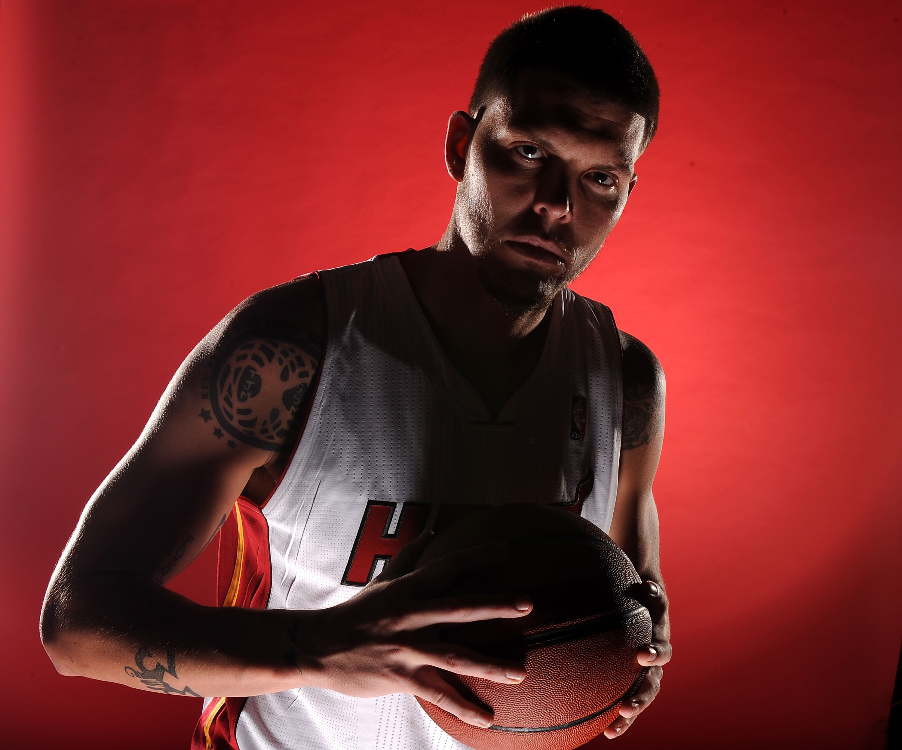 MIAMI - SEPTEMBER 27: Mike Miller #13 of the Miami Heat pose for photos during media day at the Bank United Center on September 27, 2010 in Miami, Florida. NOTE TO USER: User expressly acknowledges and agrees that, by downloading and/or using this Photog MIAMI - SEPTEMBER 27: Mike Miller #13 of the Miami Heat pose for photos during media day at the Bank United Center on September 27, 2010 in Miami, Florida. NOTE TO USER: User expressly acknowledges and agrees that, by downloading and/or using this Photog