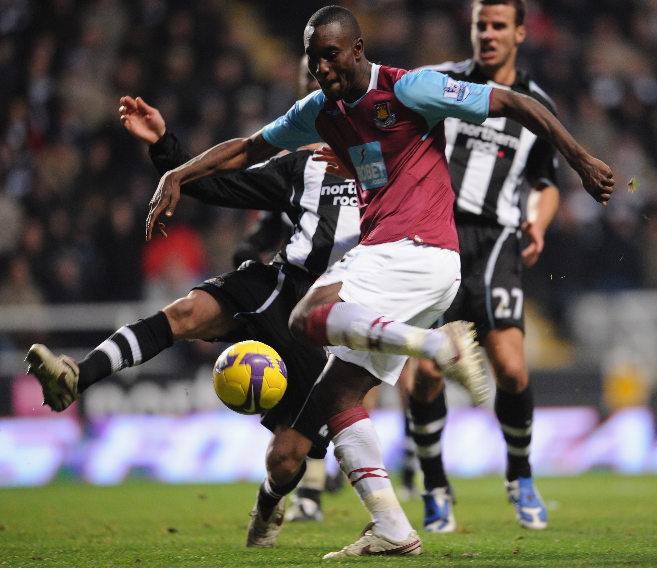 NEWCASTLE-UPON-TYNE, UNITED KINGDOM - JANUARY 10:  Carlton Cole of West Ham scores a goal during the Barclays Premier League match between Newcastle United and West Ham United at St James Park on January 10, 2009 in Newcastle Upon Tyne, England.  (Photo b