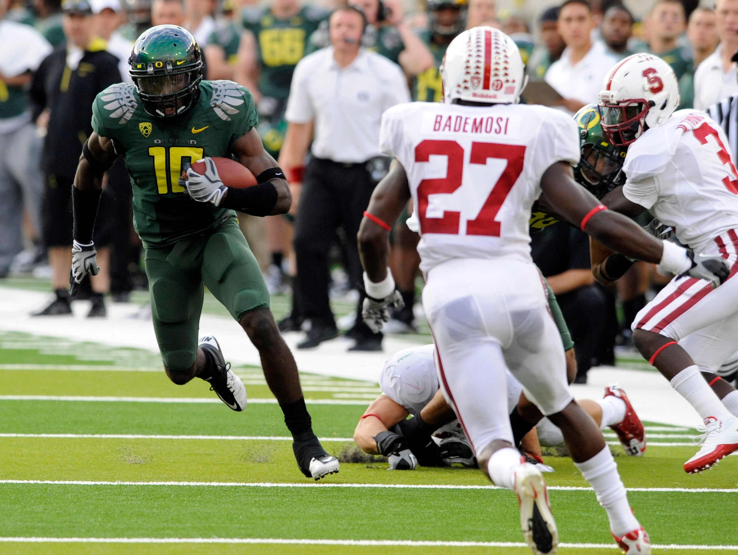 EUGENE, OR - OCTOBER 2: Wide receiver D.J. Davis #10 of the Oregon Ducks looks for some running room on cornerback Johnson Bademosi #27 of the Stanford Cardinal after a reception in the second quarter of the game at Autzen Stadium on October 2, 2010 in Eu