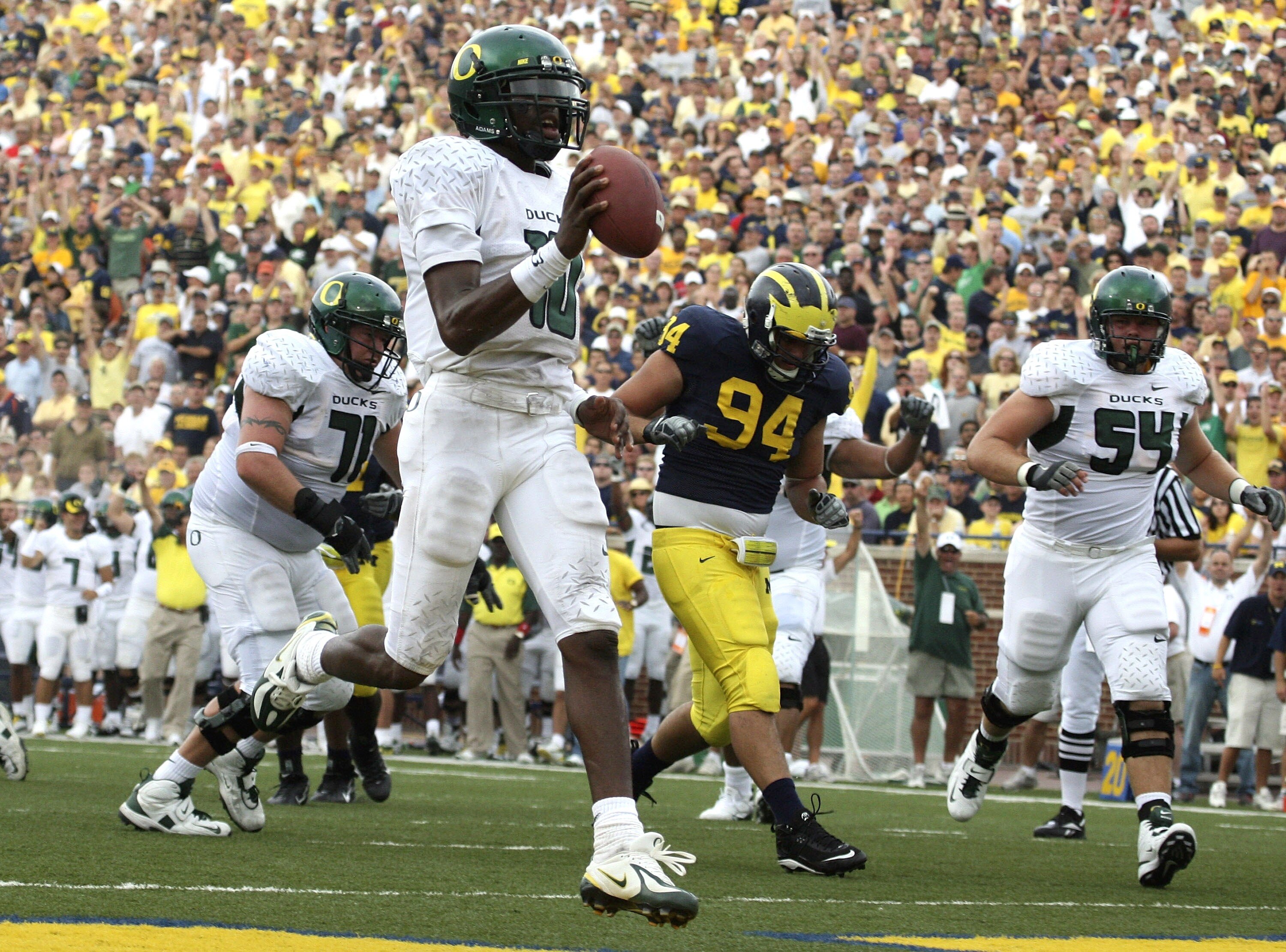 ANN ARBOR, MI - SEPTEMBER 08:  Dennis Dixon #10 of the Oregon Ducks high steps in for a second quarter touchdown in front of John Ferrara #94 of the Michigan Wolverines on September 8, 2007 at Michigan Stadium in Ann Arbor, Michigan.  (Photo by Gregory Sh