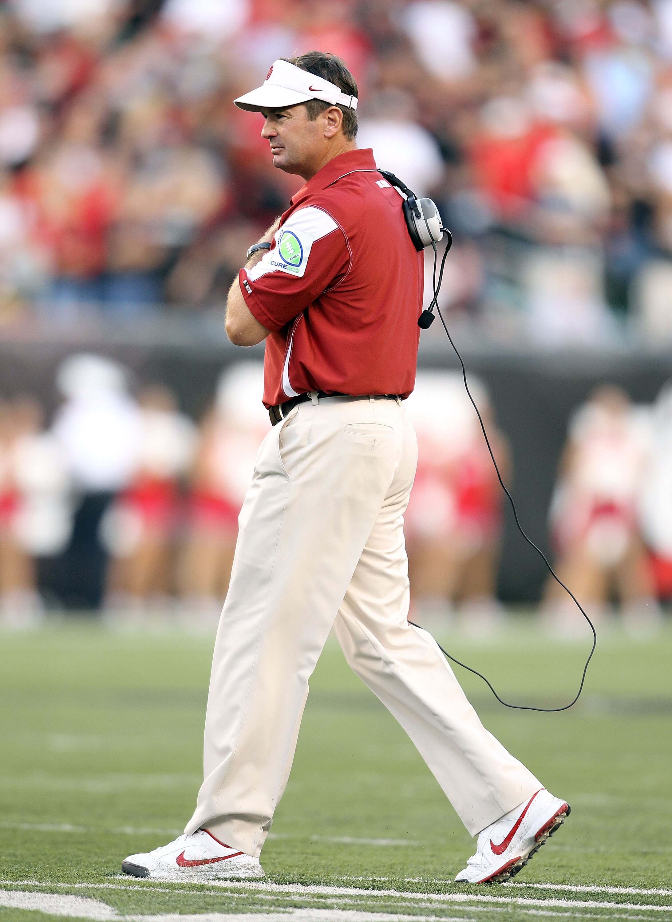 CINCINNATI - SEPTEMBER 25: Bob Stoops the Head Coach of the Oklahoma Sooners walks onto the field during the game against the Cincinnati Bearcats at Paul Brown Stadium on September 25, 2010 in Cincinnati, Ohio. (Photo by Andy Lyons/Getty Images) CINCINNATI - SEPTEMBER 25: Bob Stoops the Head Coach of the Oklahoma Sooners walks onto the field during the game against the Cincinnati Bearcats at Paul Brown Stadium on September 25, 2010 in Cincinnati, Ohio. (Photo by Andy Lyons/Getty Images)