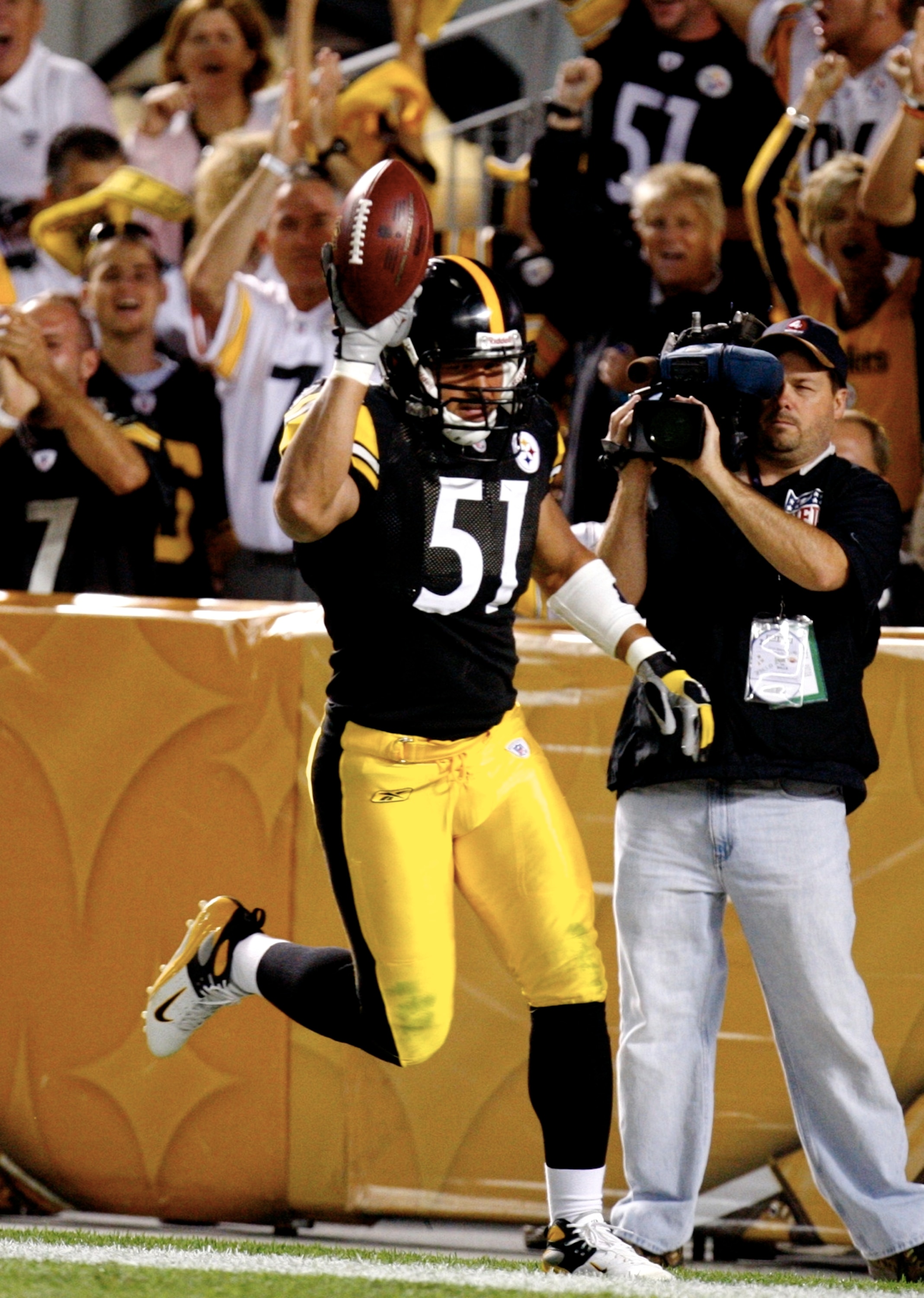 PITTSBURGH - AUGUST 29:  Linebacker James Farrior #51 of the Pittsburgh Steelers celebrates his touchdown after making a interception in the second quarter during the game against the Buffalo Bills at Heinz Field on August 29, 2009 in Pittsburgh, Pennsylv
