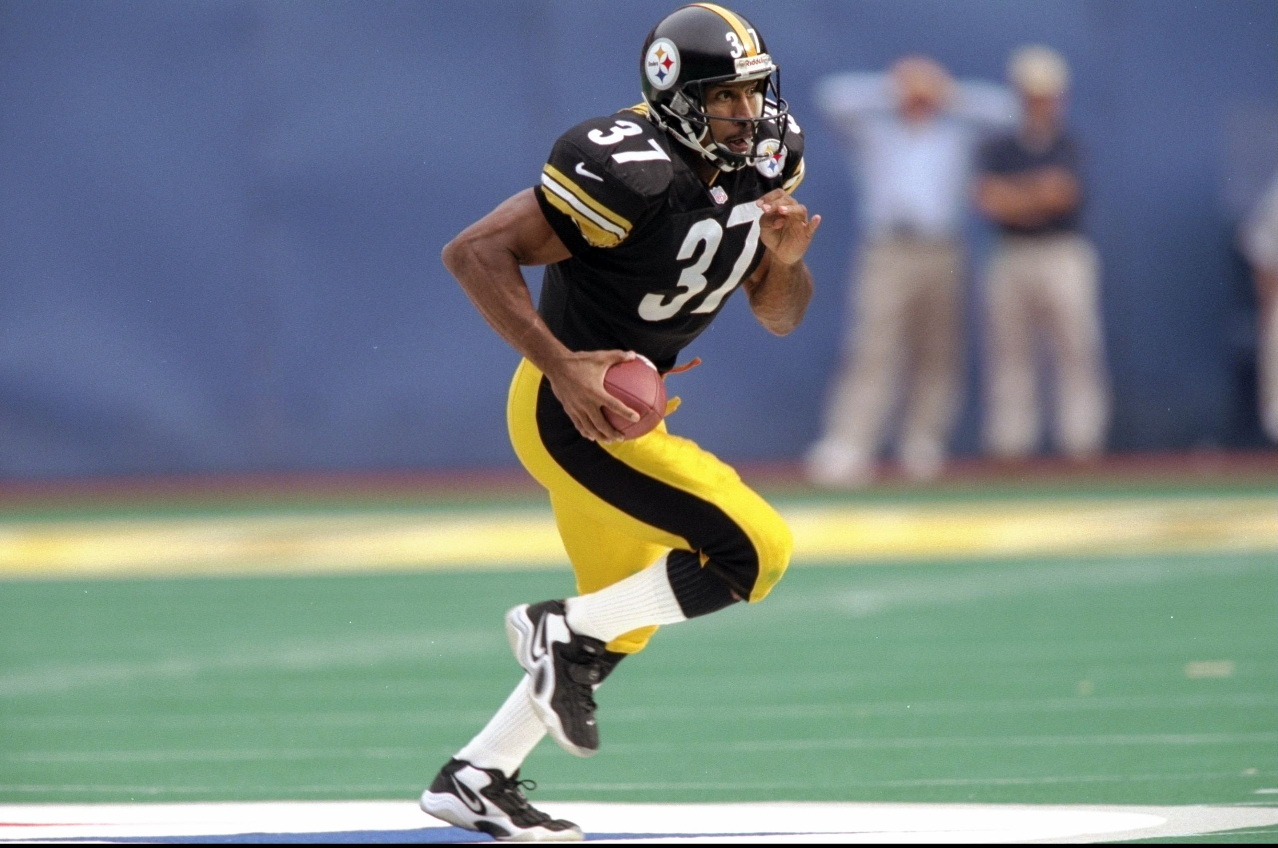 18 Oct 1998:  Cornerback Carnell Lake #37 of the Pittsburgh Steelers in action during the game against the Baltimore Ravens at the Three Rivers Stadium in Pittsburgh, Pennsylvania. The Steelers defeated the Ravens 16-6. Mandatory Credit: Brian Bahr  /Alls
