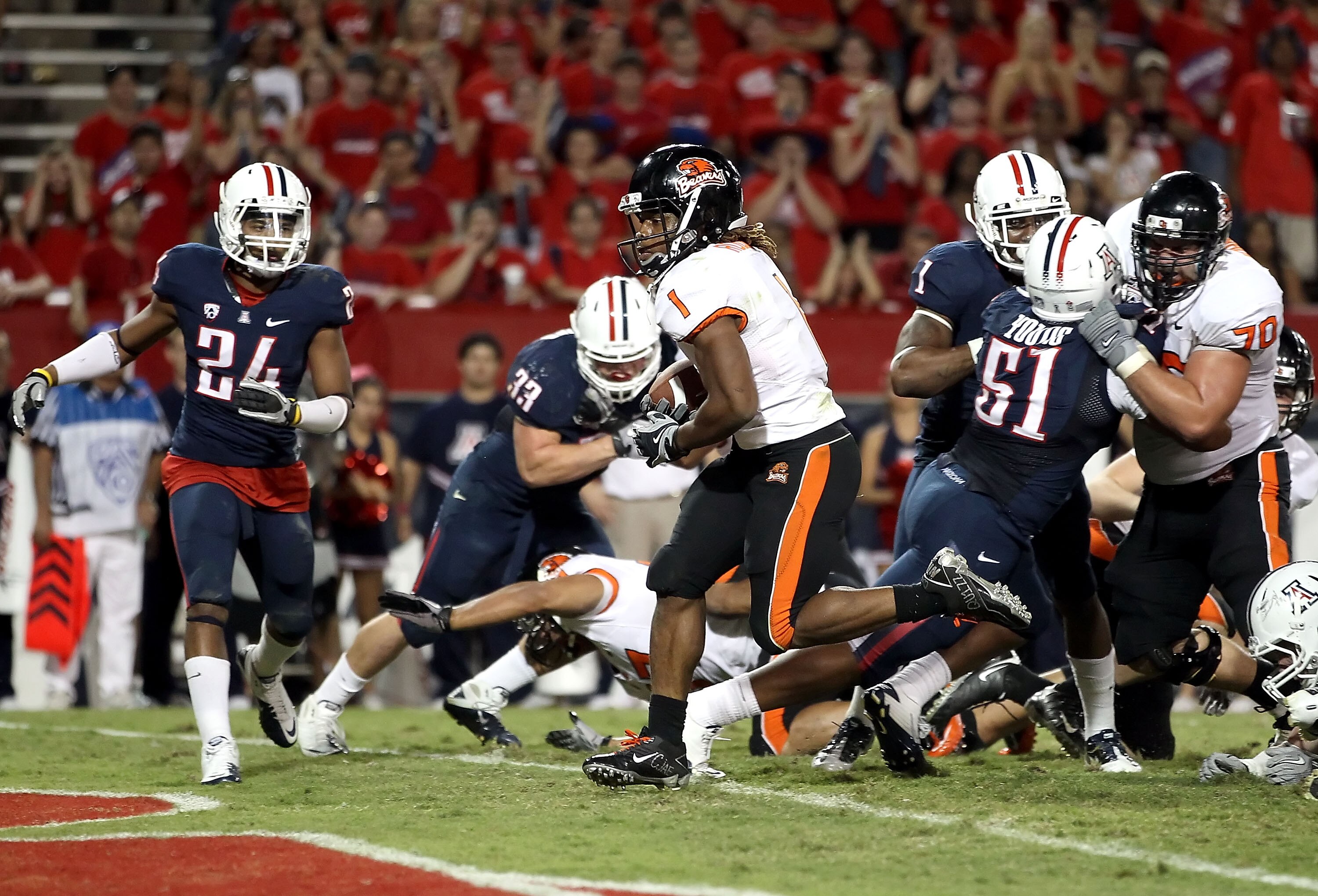 TUCSON, AZ - OCTOBER 09:  Runningback Jacquizz Rodgers #1 of the Oregon State Beavers scores a 1 yard rushing touchdown against the Arizona Wildcats during the fourth quarter of the college football game at Arizona Stadium on October 9, 2010 in Tucson, Ar