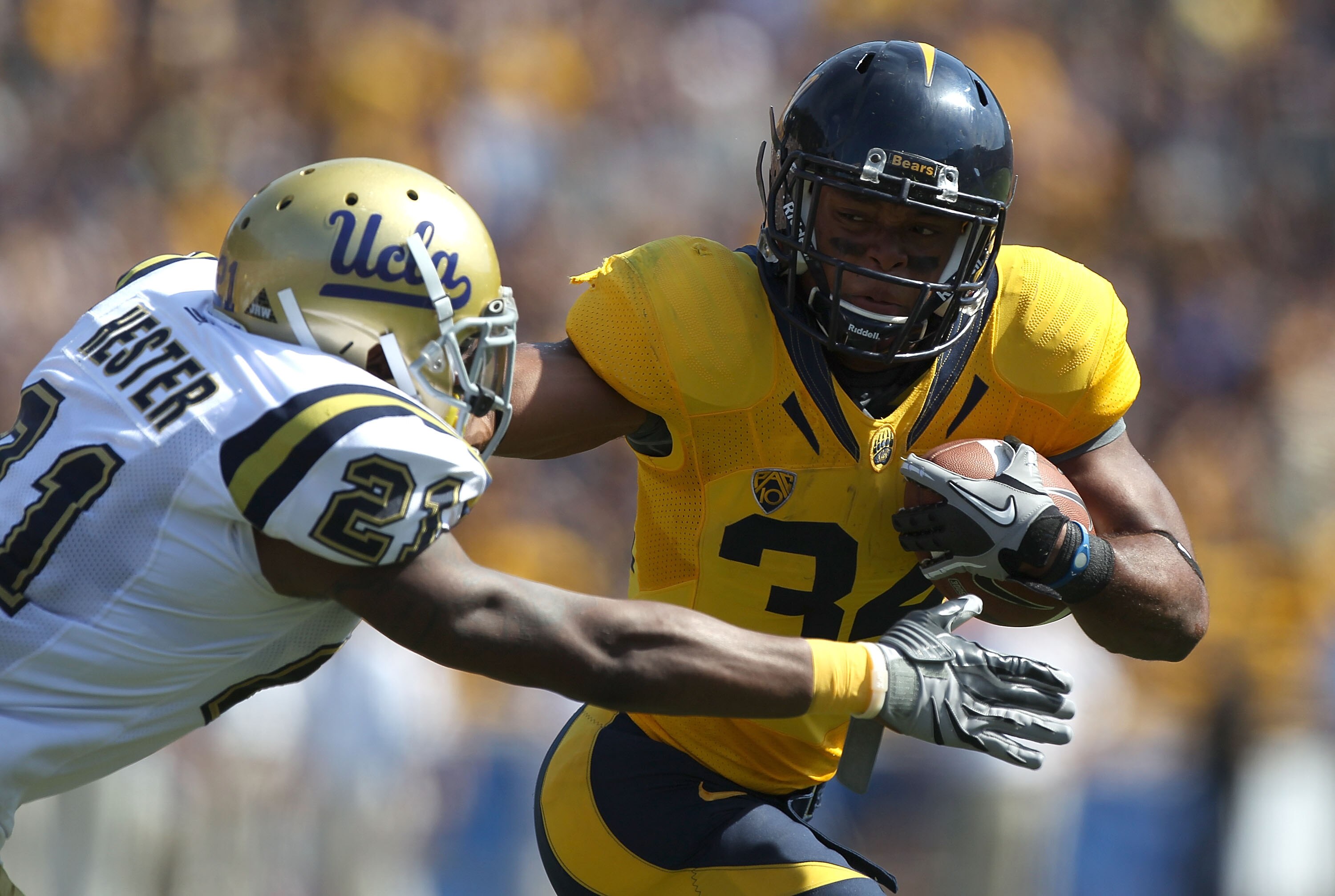 BERKELEY, CA - OCTOBER 09:  Shane Vereen #34 of the California Golden Bears runs for a touchdown against Aaron Hester #21 of the UCLA Bruins in the first half at California Memorial Stadium on October 9, 2010 in Berkeley, California.  (Photo by Jed Jacobs