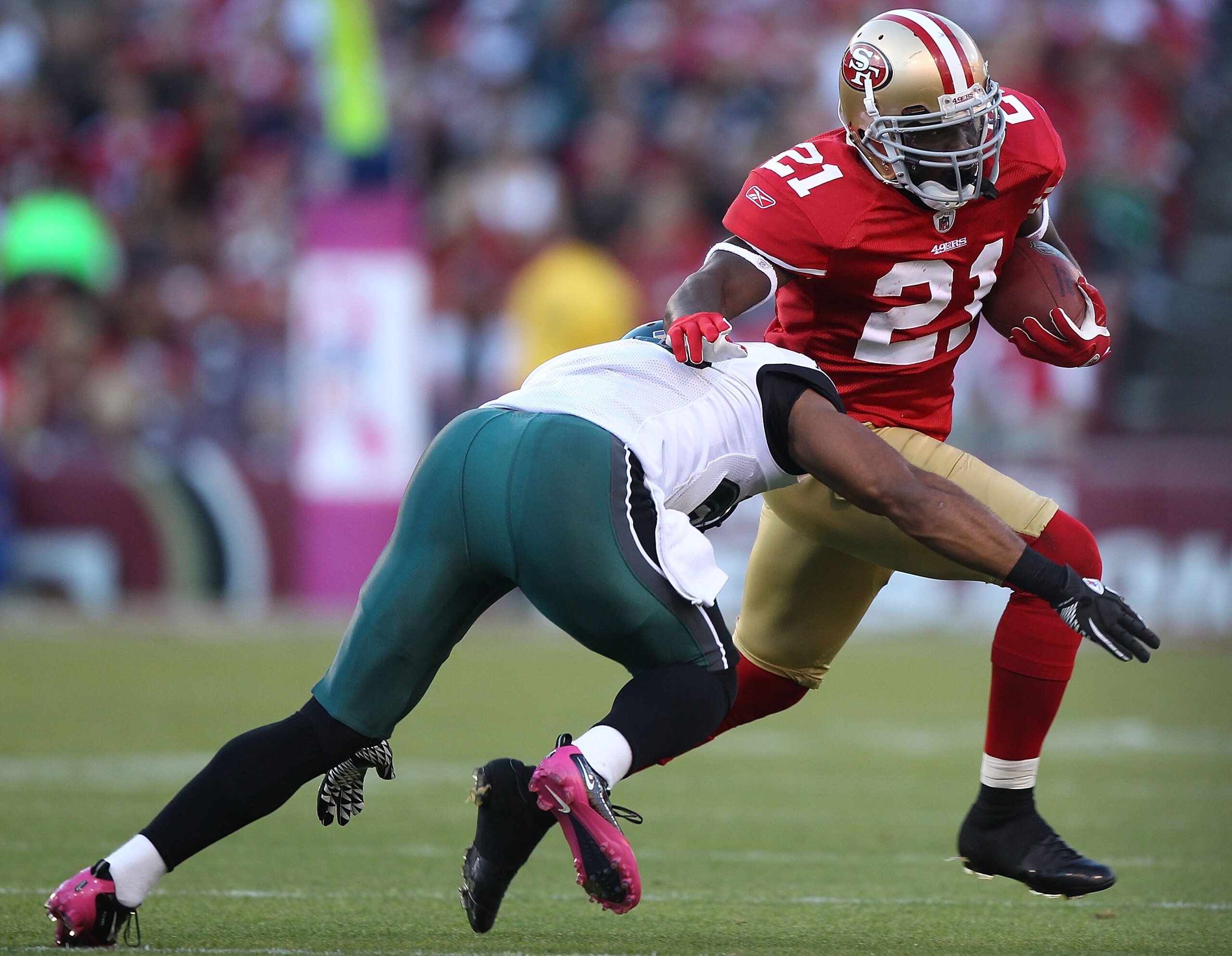 SAN FRANCISCO - OCTOBER 10:  Frank Gore #21 of the San Francisco 49ers runs against the Philadelphia Eagles during an NFL game at Candlestick Park on October 10, 2010 in San Francisco, California.(Photo by Jed Jacobsohn/Getty Images)