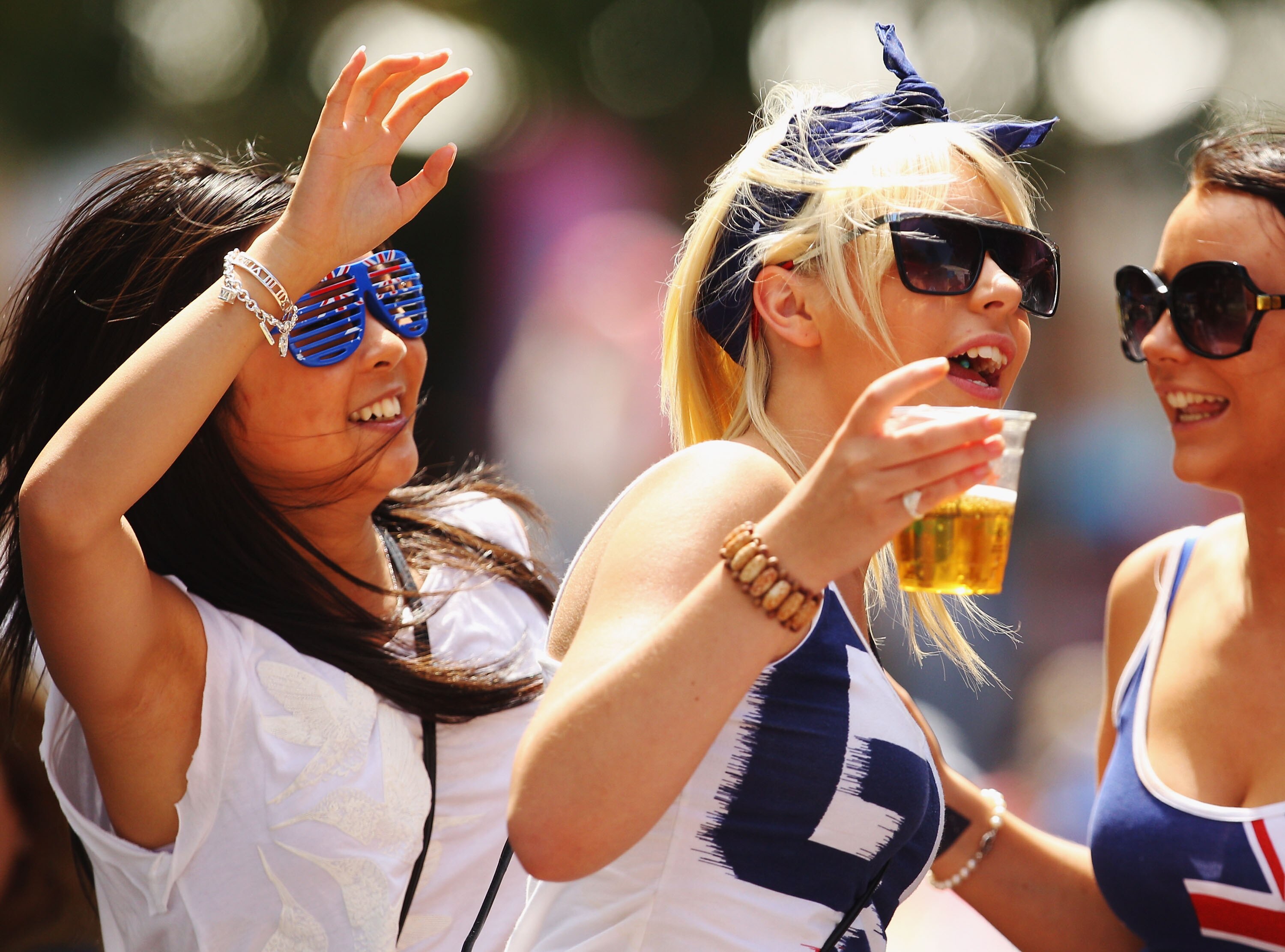 MELBOURNE, AUSTRALIA - JANUARY 26:  Spectators enjoy the atmosphere on Australia Day during day nine of the 2010 Australian Open at Melbourne Park on January 26, 2010 in Melbourne, Australia.  (Photo by Cameron Spencer/Getty Images)