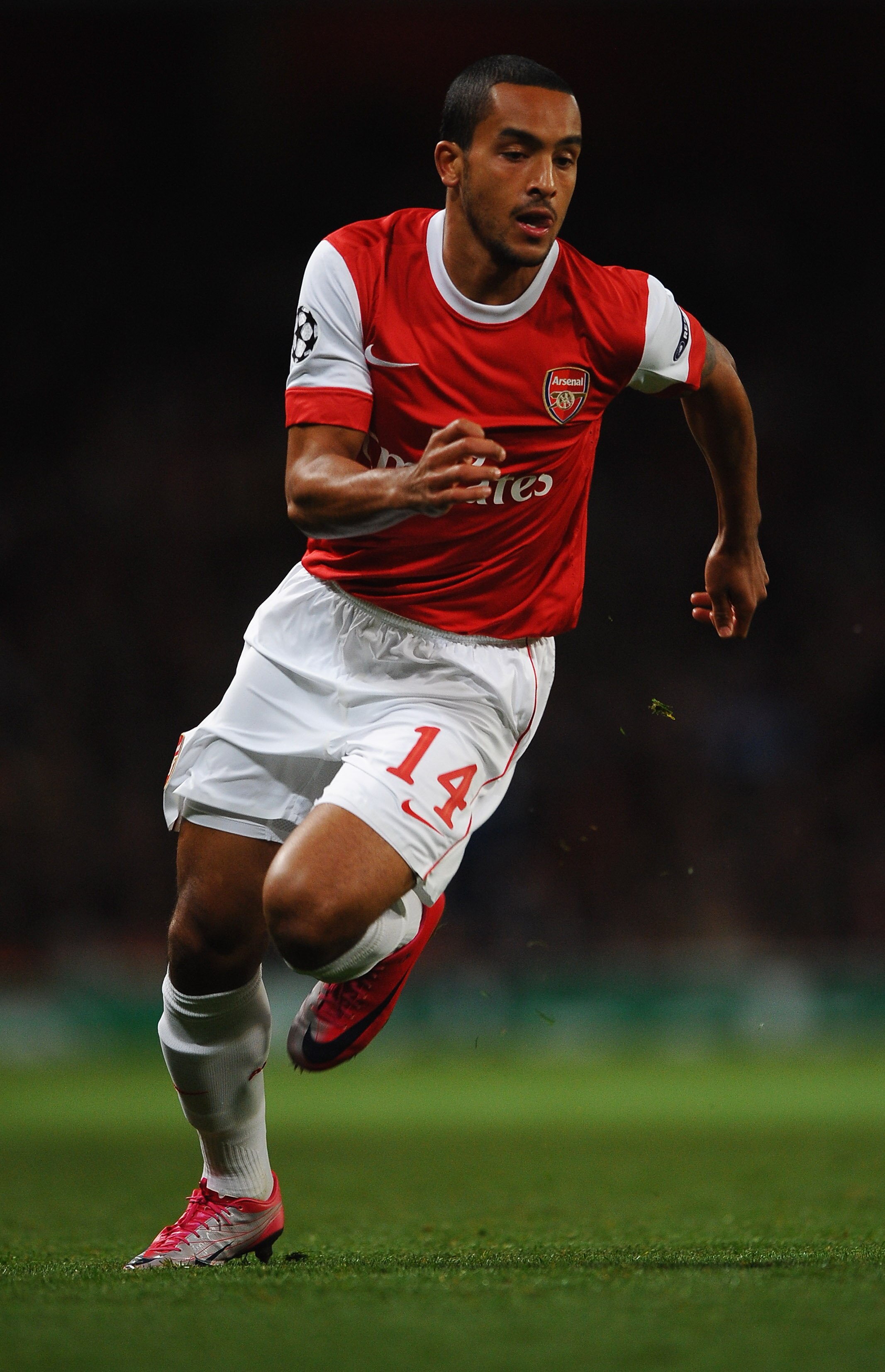 LONDON, ENGLAND - OCTOBER 19:  Theo Walcott of Arsenal in action during the UEFA Champions League Group H match between Arsenal and FC Shakhtar Donetsk at the Emirates Stadium on October 19, 2010 in London, England.  (Photo by Laurence Griffiths/Getty Ima