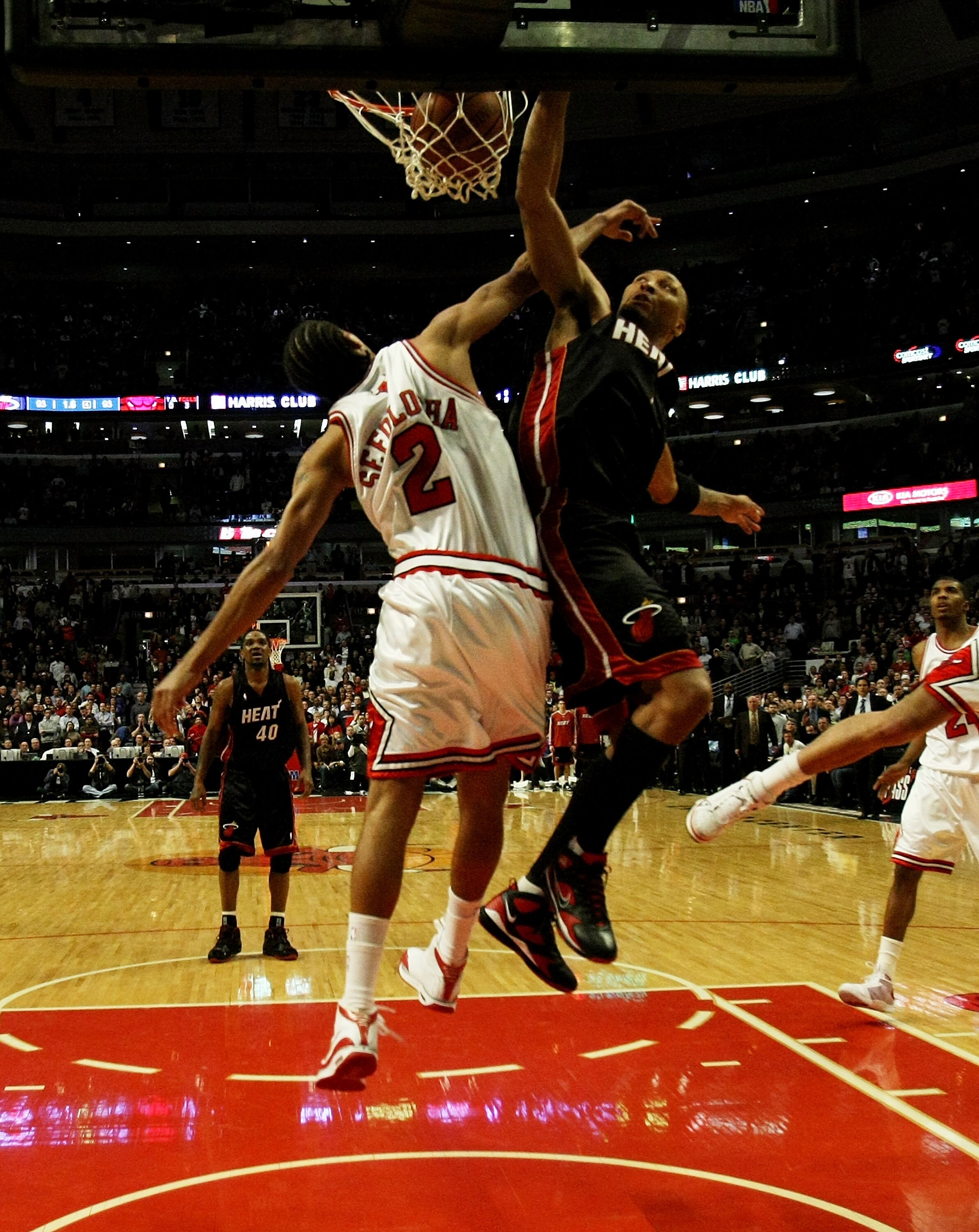 CHICAGO - FEBRUARY 12:  Shawn Marion #7 of the Miami Heat dunks the ball over Thabo Sefolosha #2 of the Chicago Bulls for the game-winning basket on February 12, 2009 at the United Center in Chicago, Illinois. The Heat defeated the Bulls 95-93. NOTE TO US