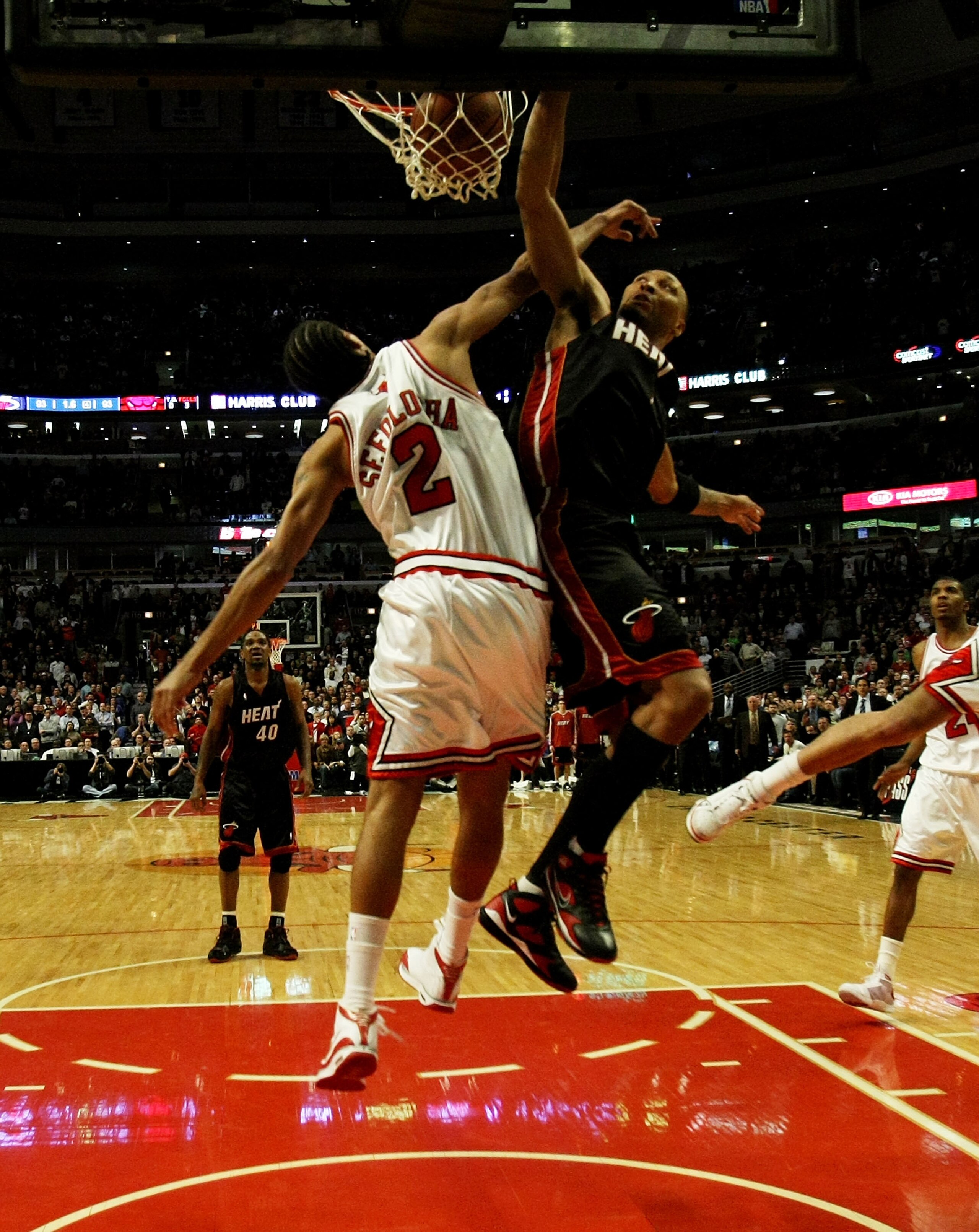 CHICAGO - FEBRUARY 12:  Shawn Marion #7 of the Miami Heat dunks the ball over Thabo Sefolosha #2 of the Chicago Bulls for the game-winning basket on February 12, 2009 at the United Center in Chicago, Illinois. The Heat defeated the Bulls 95-93. NOTE TO US