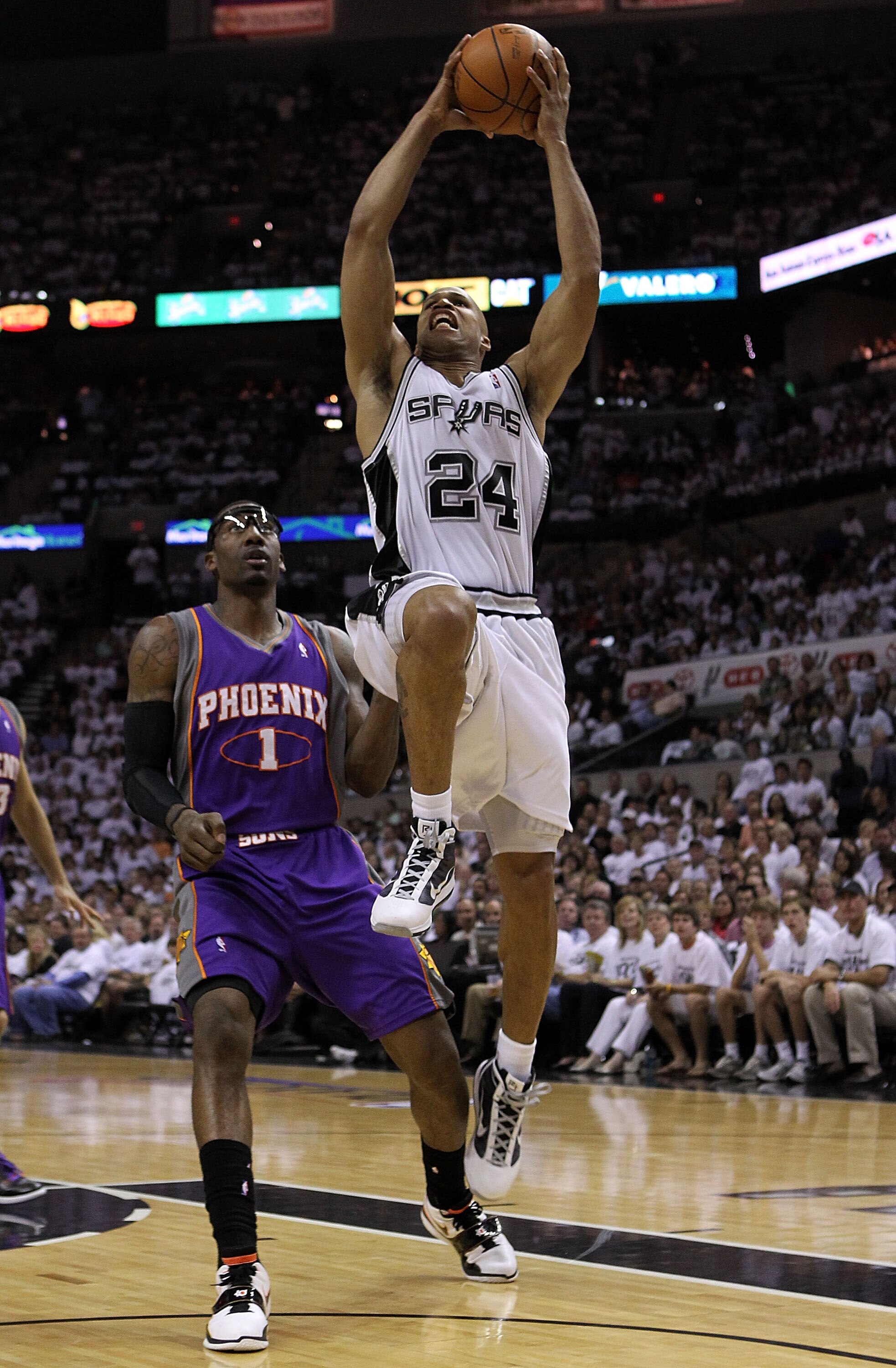 SAN ANTONIO - MAY 07:  Forward Richard Jefferson #24 of the San Antonio Spurs takes a shot against Amar'e Stoudemire #1 of the Phoenix Suns in Game Three of the Western Conference Semifinals during the 2010 NBA Playoffs at AT&T Center on May 7, 2010 in Sa