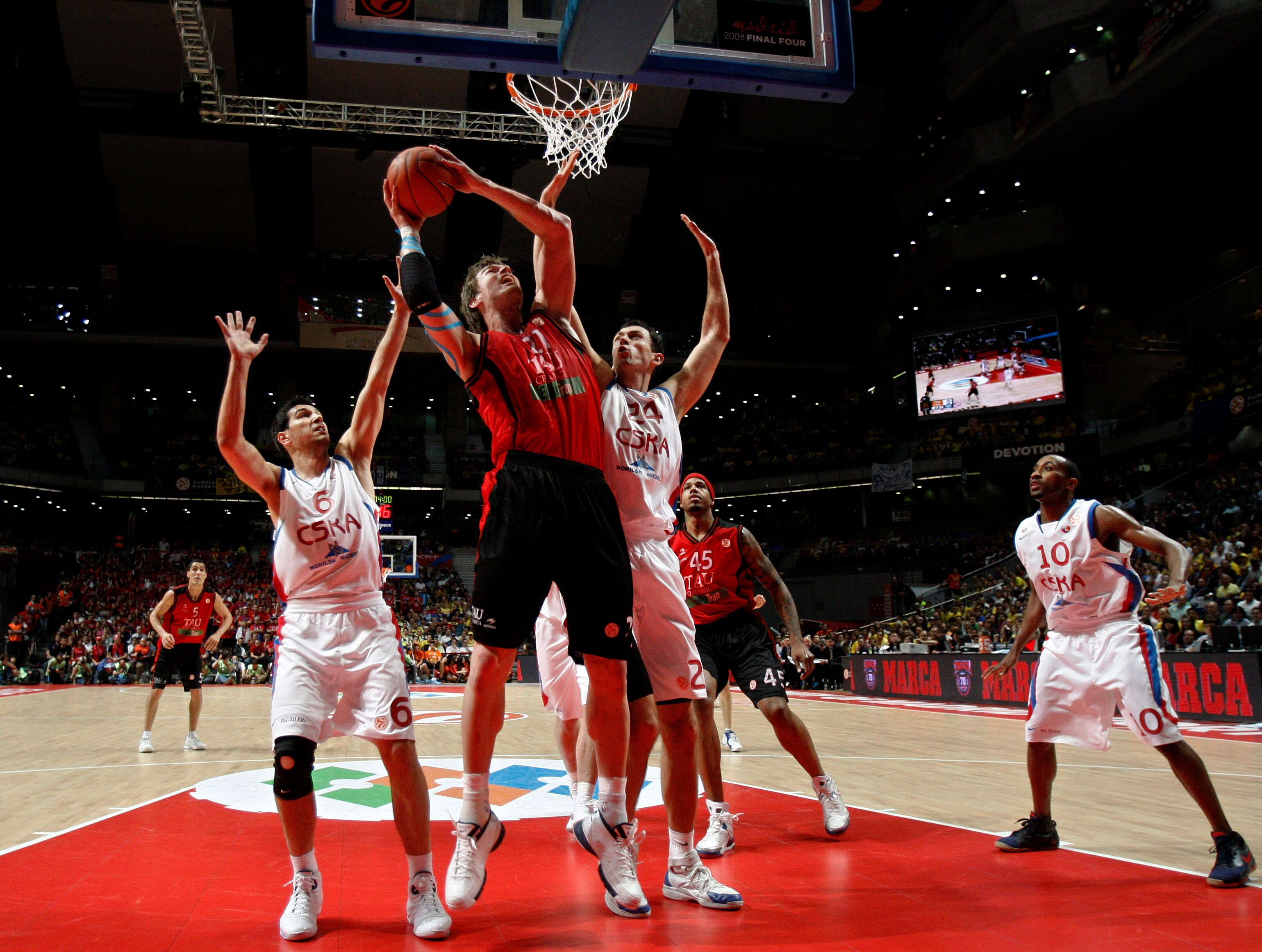 MADRID, SPAIN - MAY 02:  Tiago Splitter (2nd L) of Tau Ceramica goes for a shot in between Tomas van den Spiegel (R) and Nikolaos Zisis (L) of CSKA Moscow during the Euroleague Final Four Semi Final basketball match between Tau Ceramica and CSKA Moscow at