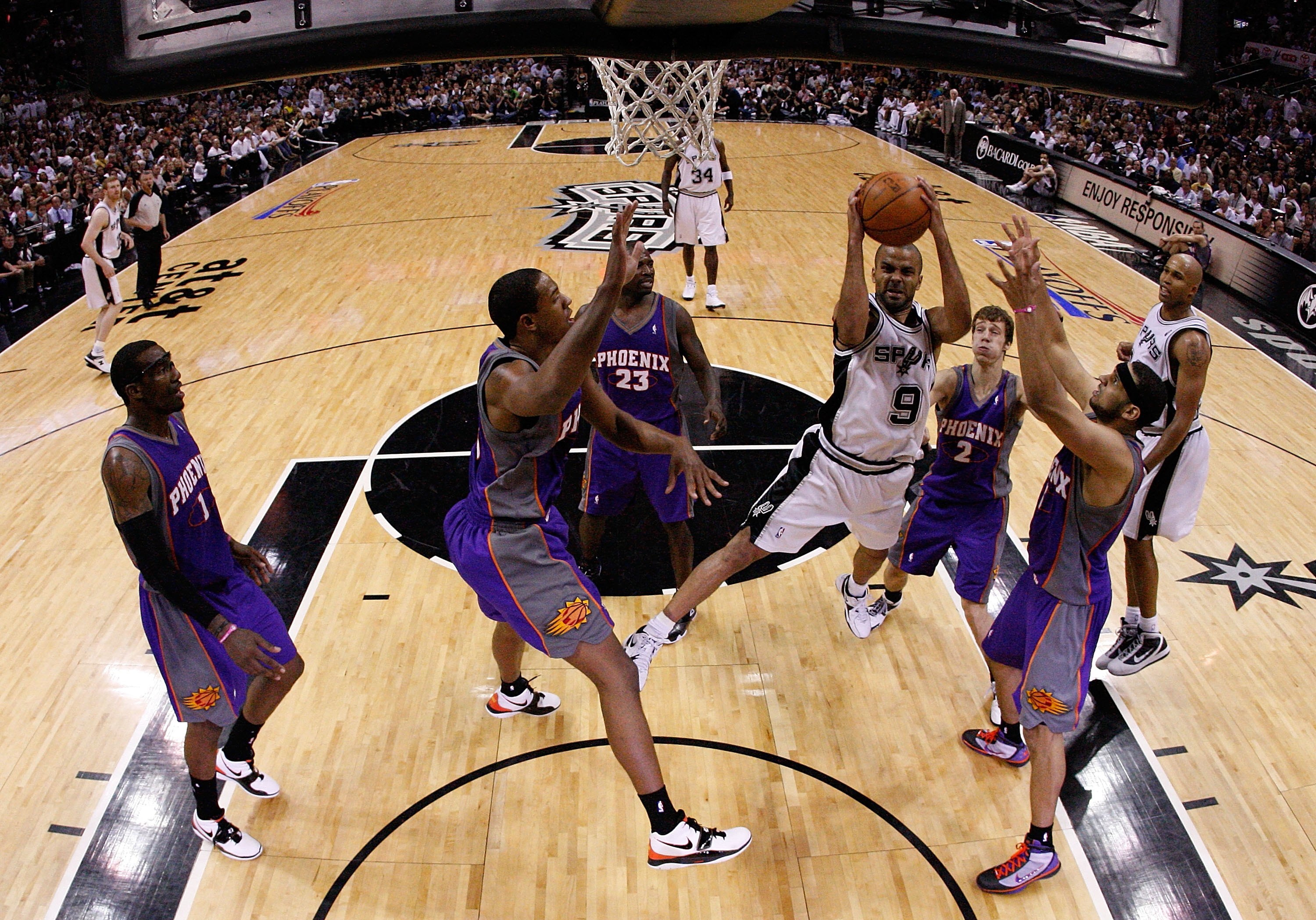SAN ANTONIO - MAY 09:  Guard Tony Parker #9 of the San Antonio Spurs in Game Four of the Western Conference Semifinals during the 2010 NBA Playoffs at AT&T Center on May 9, 2010 in San Antonio, Texas. NOTE TO USER: User expressly acknowledges and agrees t