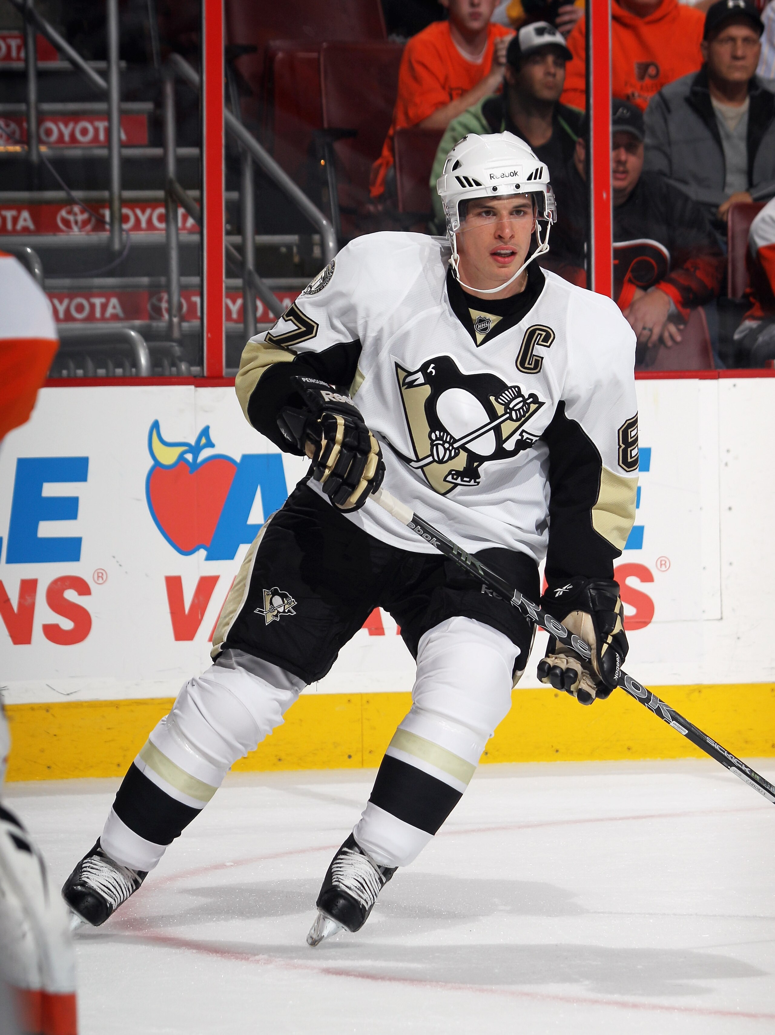 PHILADELPHIA - OCTOBER 16:  Sidney Crosby #87 of the Pittsburgh Penguins skates against the Philadelphia Flyers at the Wells Fargo Center on October 16, 2010 in Philadelphia, Pennsylvania.  (Photo by Bruce Bennett/Getty Images)